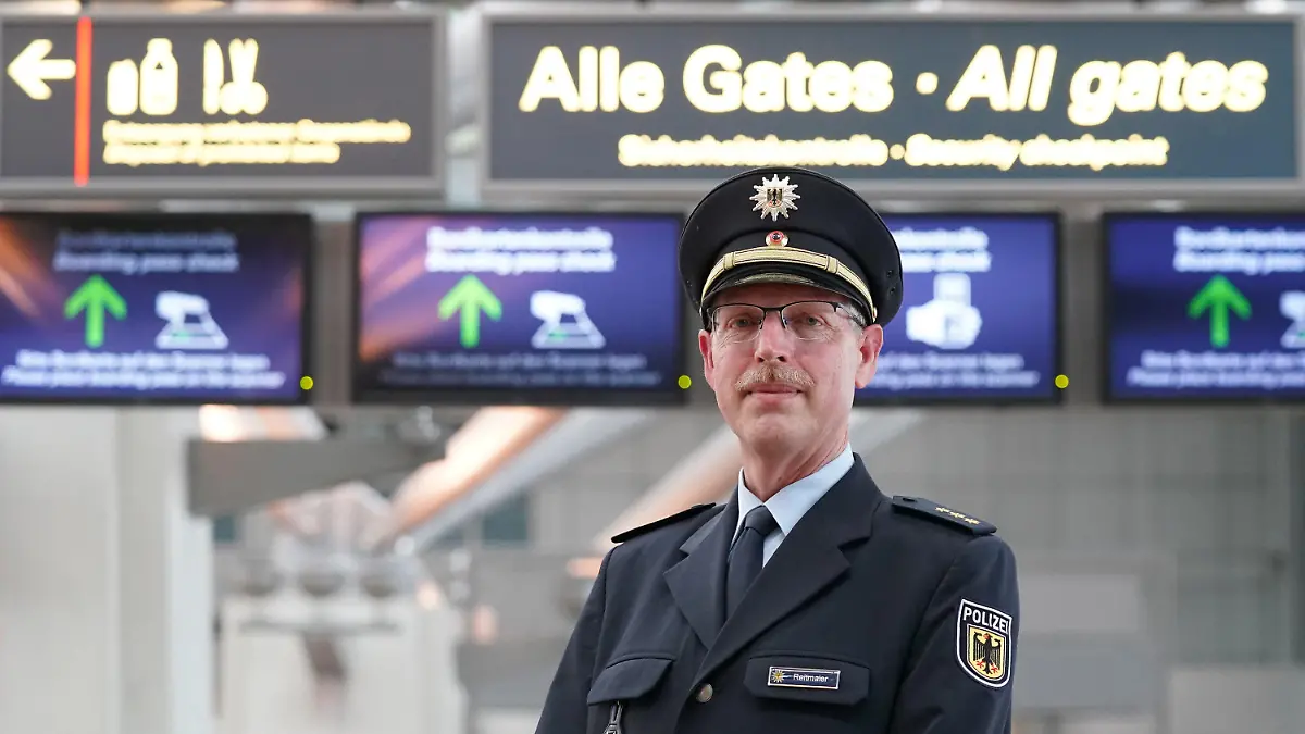 21.06.2021, Hamburg: Polizeidirektor Dirk Reitmaier, Leiter der Bundespolizeiinspektion am Flughafen Hamburg, steht an den Sicherheitskontrollen des Flughafens Hamburg Airport Helmut Schmidt. Der Flughafen Hamburg bereitet sich mit mehreren Neuerungen auf die Sommerferien und erhöhte Passagierzahlen vor. (zu dpa "Passagiermanager sollen Abläufe am Hamburger Flughafen beschleunigen") Foto: Marcus Brandt/dpa +++ dpa-Bildfunk +++