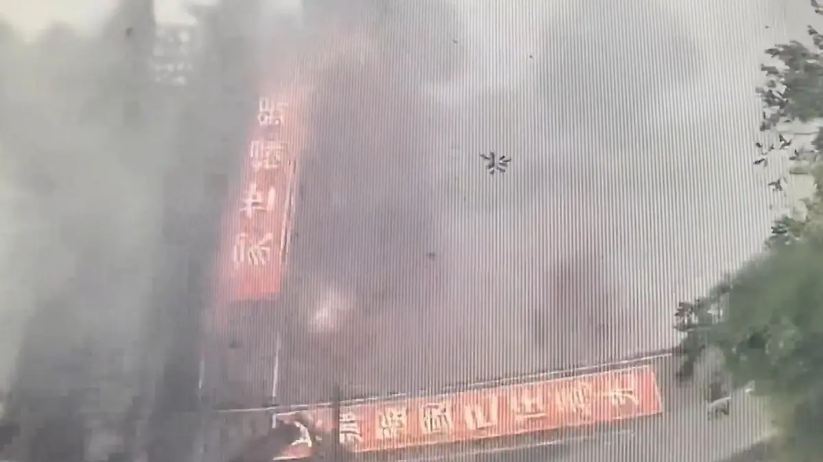 Sturm lässt historischen Torbogen einstürzen – als Motorrad durchfährt Heftige Unwetter in China