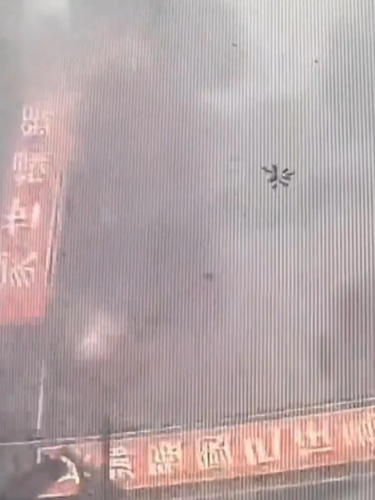 Bild zu: "Sturm lässt historischen Torbogen einstürzen – als Motorrad durchfährt"