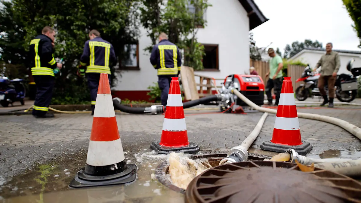 In Erftstadt-Blessem NRW sind Häuser massiv unterspült worden und einige eingestürzt oder in eine nahe Kiesgrube gestürzt. An deren Rand hatte sich wasserbedingt ein Krater gebildet, der umliegende Felder immer weiter in die Kiesgrube rutschen ließ. Es werden etliche Personen vermisst. Noch mehr Häuser drohen abzurutschen. Der Katastrophenschutz ist vor Ort. Im Bild das Abpumpen aus einem Keller durch die Feuerwehr in Blessem. Blessem, 16.07.2021 *** In Erftstadt Blessem NRW houses have been massively washed out and some have collapsed or fallen into a nearby gravel pit A crater had formed at the edge of the pit due to the water, causing surrounding fields to slide further and further into the gravel pit Several people are missing E Foto:xC.xHardtx/xFuturexImage
