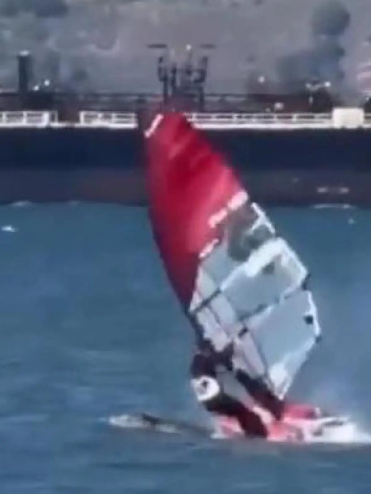 Bild zu: "Plötzlich aufgetaucht! Surfer rast in Wal"