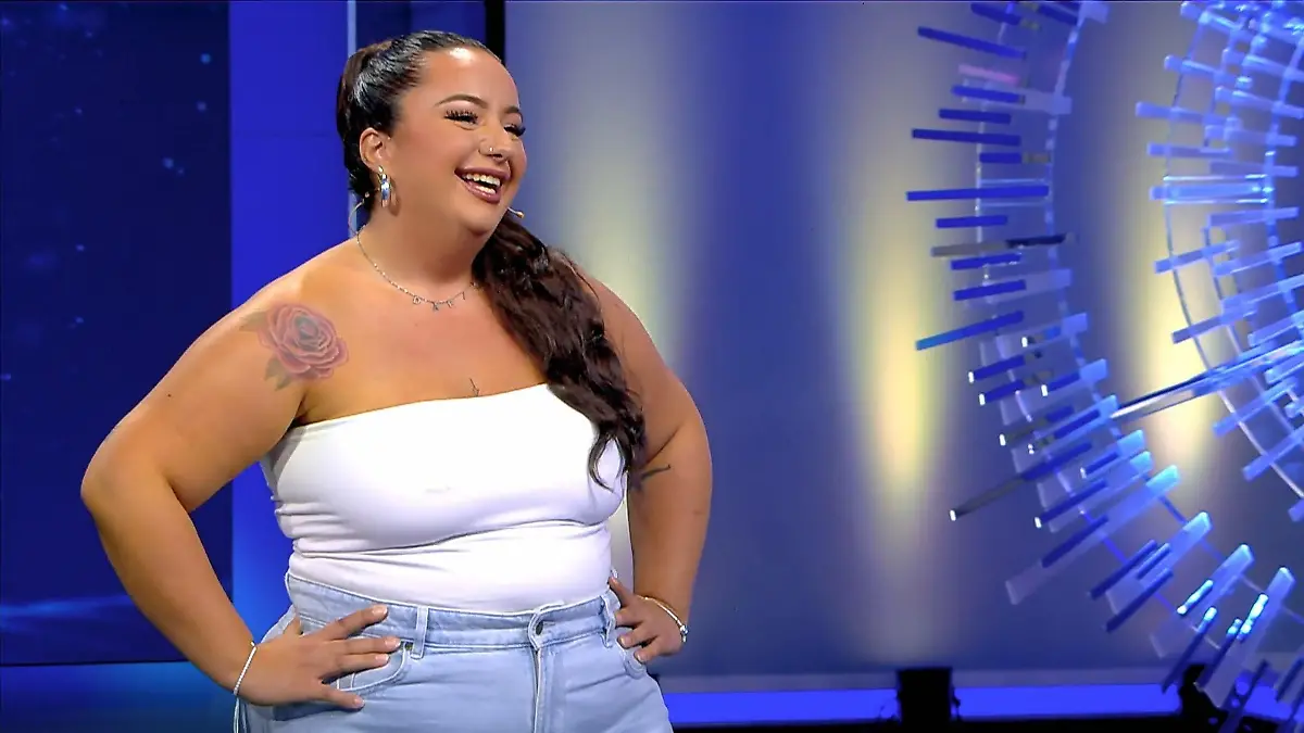 Dafina singt ihren eigenen Song "West Coast Feeling"