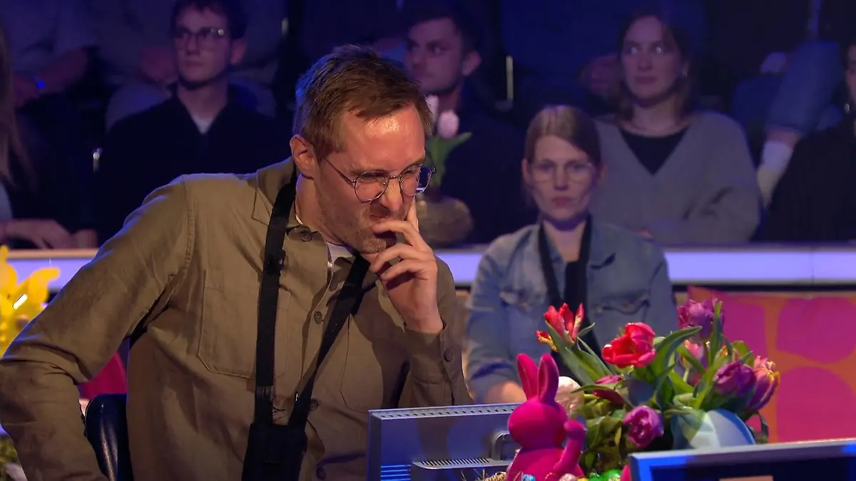 Plötzlich sitzt er selbst auf dem Stuhl, der schon vielen Kandidaten Nerven geraubt hat.