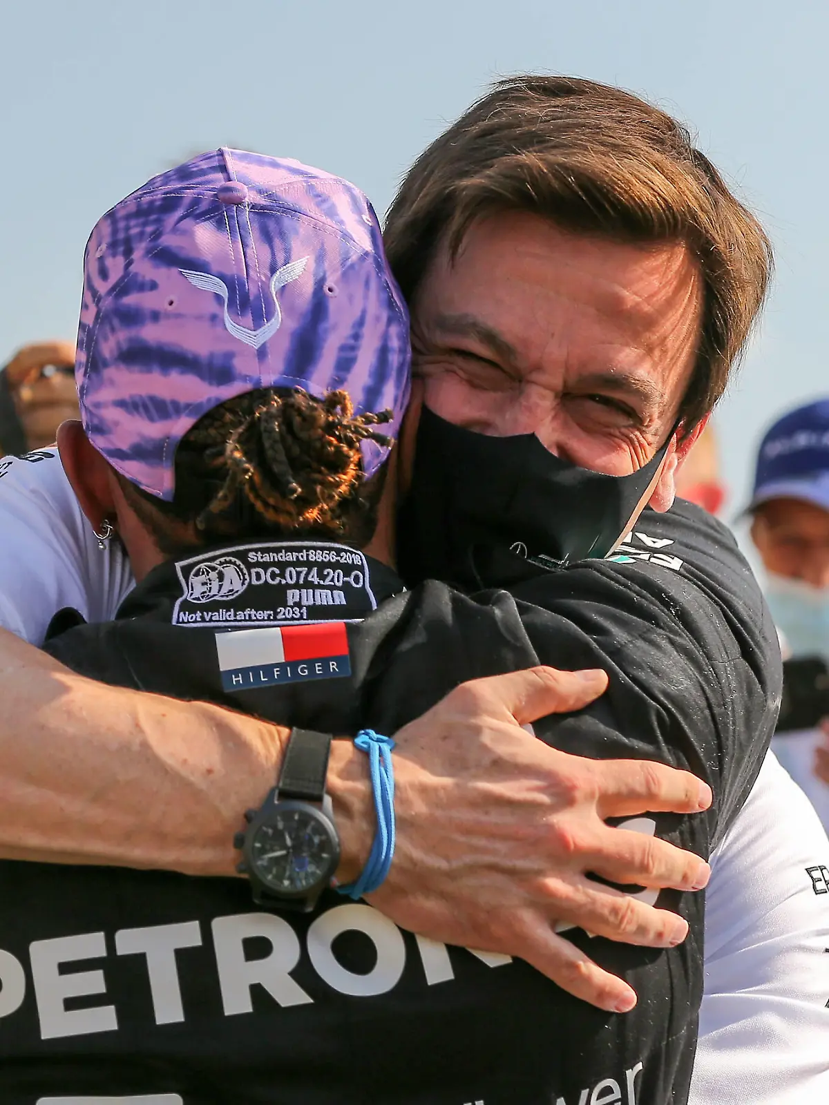 Toto Wolff und Lewis Hamilton feierten den Mercedes-Sieg in Silverstone ausgelassen - obwohl WM-Rivale Max Verstappen noch im Krankenhaus war.