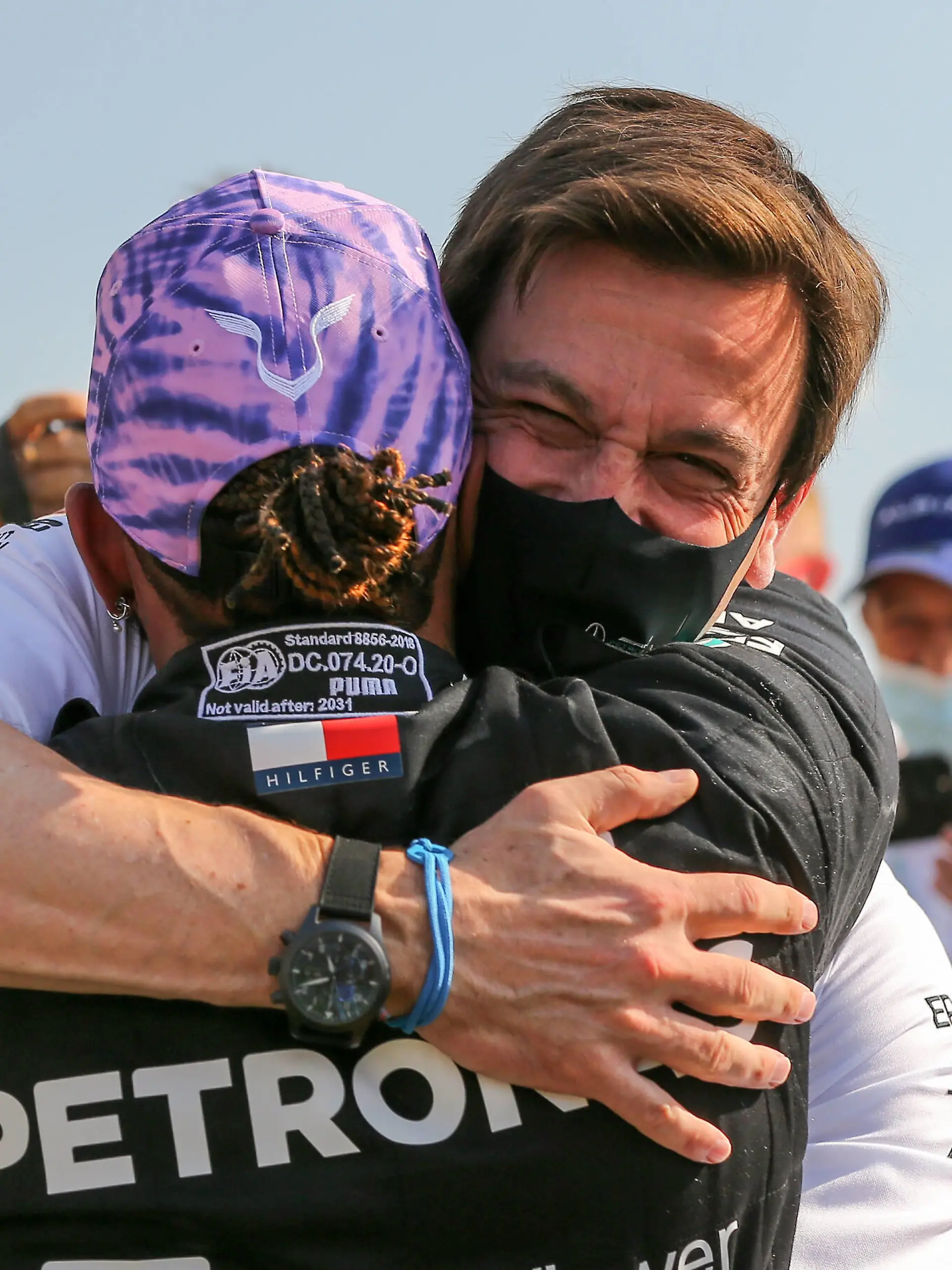 Toto Wolff und Lewis Hamilton feierten den Mercedes-Sieg in Silverstone ausgelassen - obwohl WM-Rivale Max Verstappen noch im Krankenhaus war.