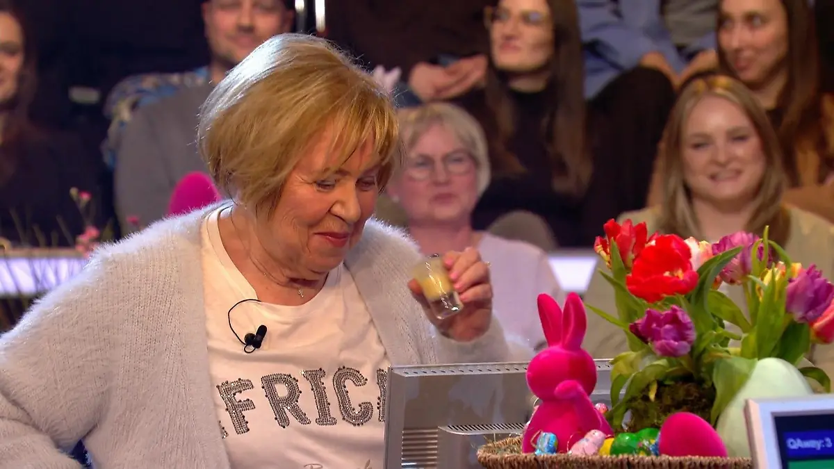 Ein Schlückchen Eierlikör gefällig? Auch der darf in der Ostersendung natürlich nicht fehlen.