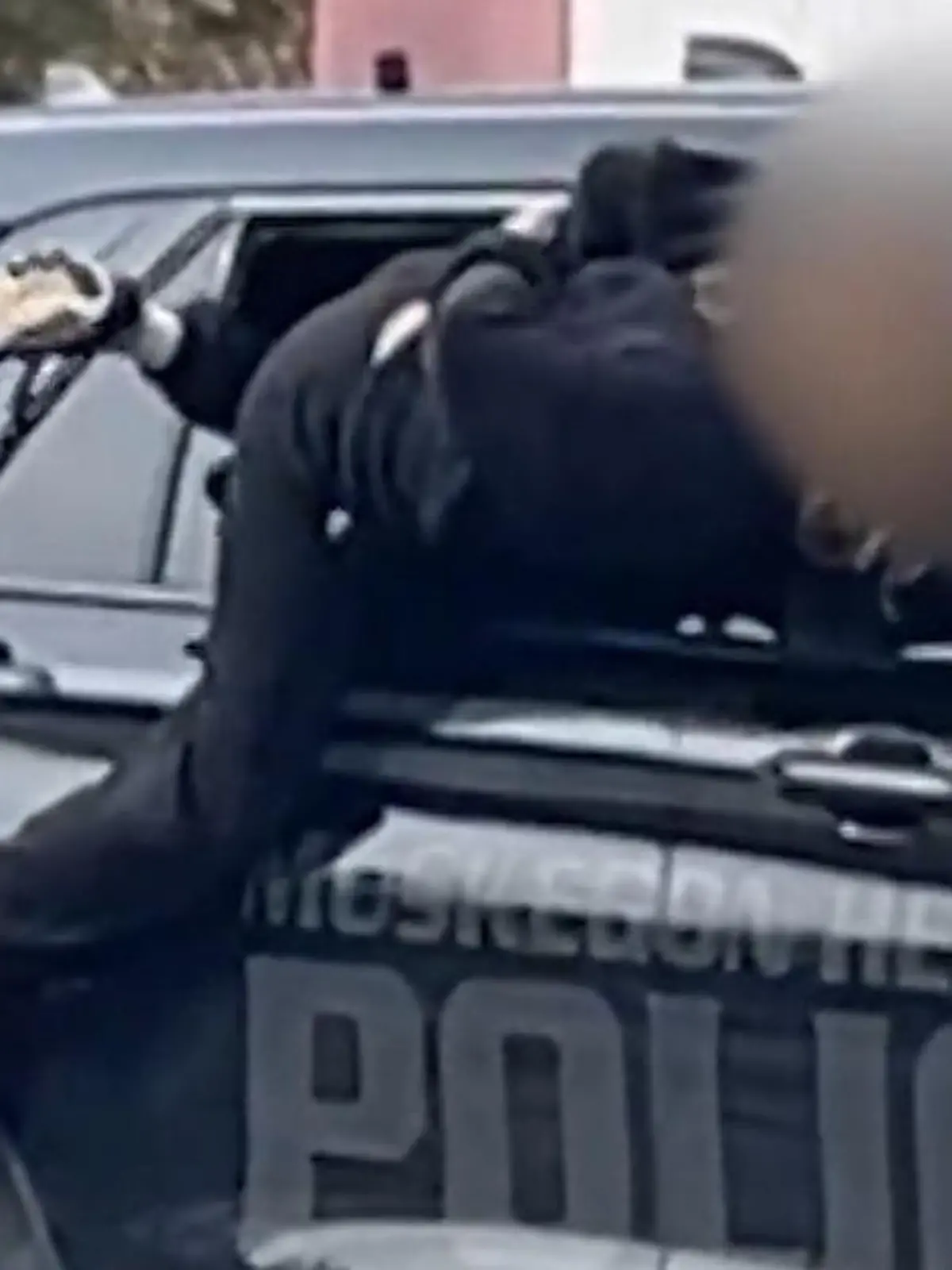 Bild zu: "Flucht aus Polizeiwagen! Frau klettert durch Autofenster – in Handschellen"