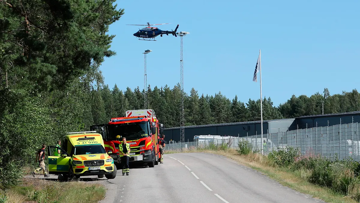 21.07.2021, Schweden, Eskilstuna: Polizei, Feuerwehr und Rettungsdienst sind im Einsatz. Zwei Insassen einer geschlossenen Haftanstalt in Schweden haben nach Medienberichten zwei Wärter als Geiseln genommen. Sie verschanzten sich in einem Wachraum des Gefängnisses Hällby gut 100 Kilometer westlich von Stockholm. Foto: Per Karlsson/TT NEWS AGENCY/AP/dpa +++ dpa-Bildfunk +++