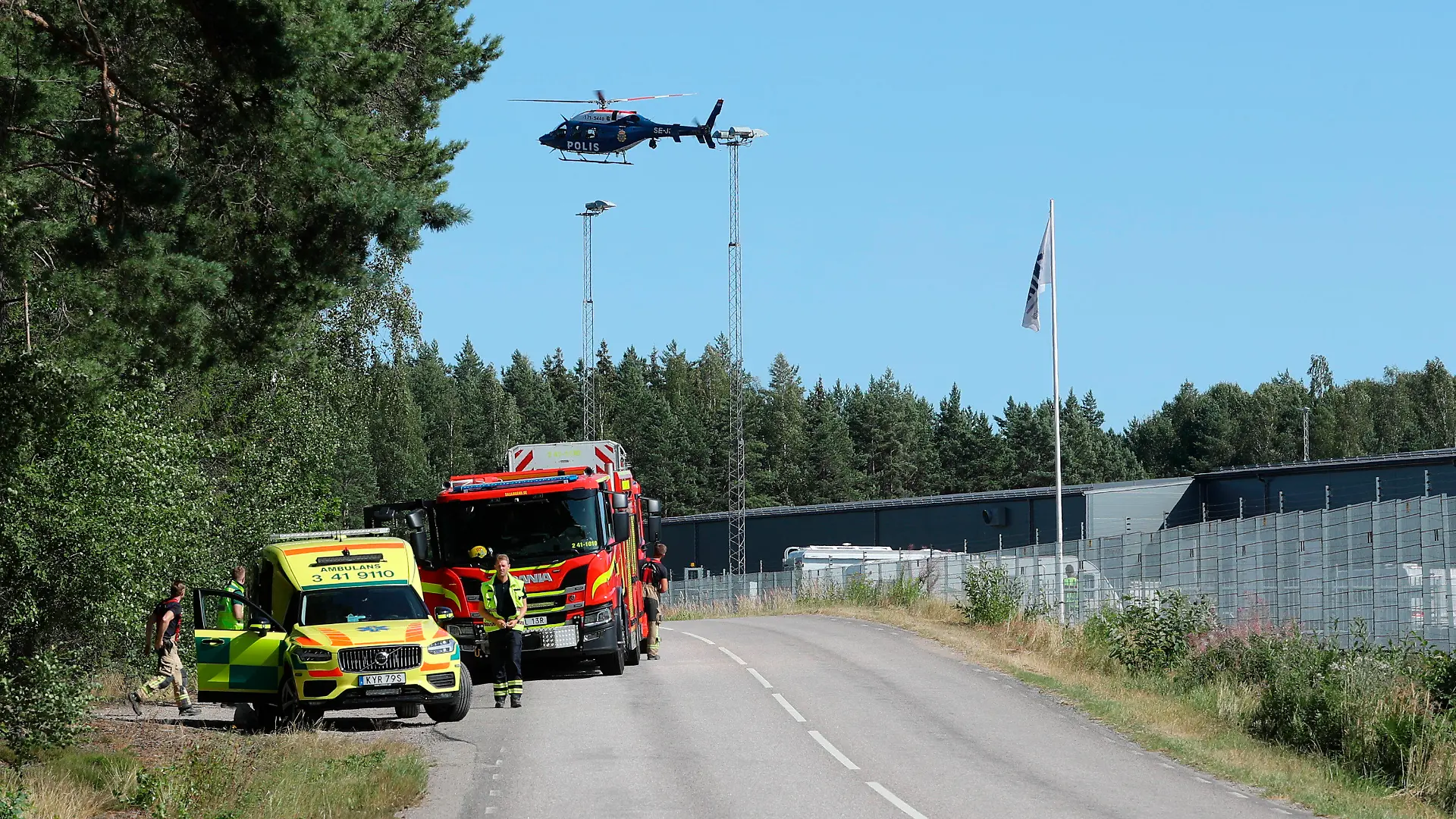 21.07.2021, Schweden, Eskilstuna: Polizei, Feuerwehr und Rettungsdienst sind im Einsatz. Zwei Insassen einer geschlossenen Haftanstalt in Schweden haben nach Medienberichten zwei Wärter als Geiseln genommen. Sie verschanzten sich in einem Wachraum des Gefängnisses Hällby gut 100 Kilometer westlich von Stockholm. Foto: Per Karlsson/TT NEWS AGENCY/AP/dpa +++ dpa-Bildfunk +++