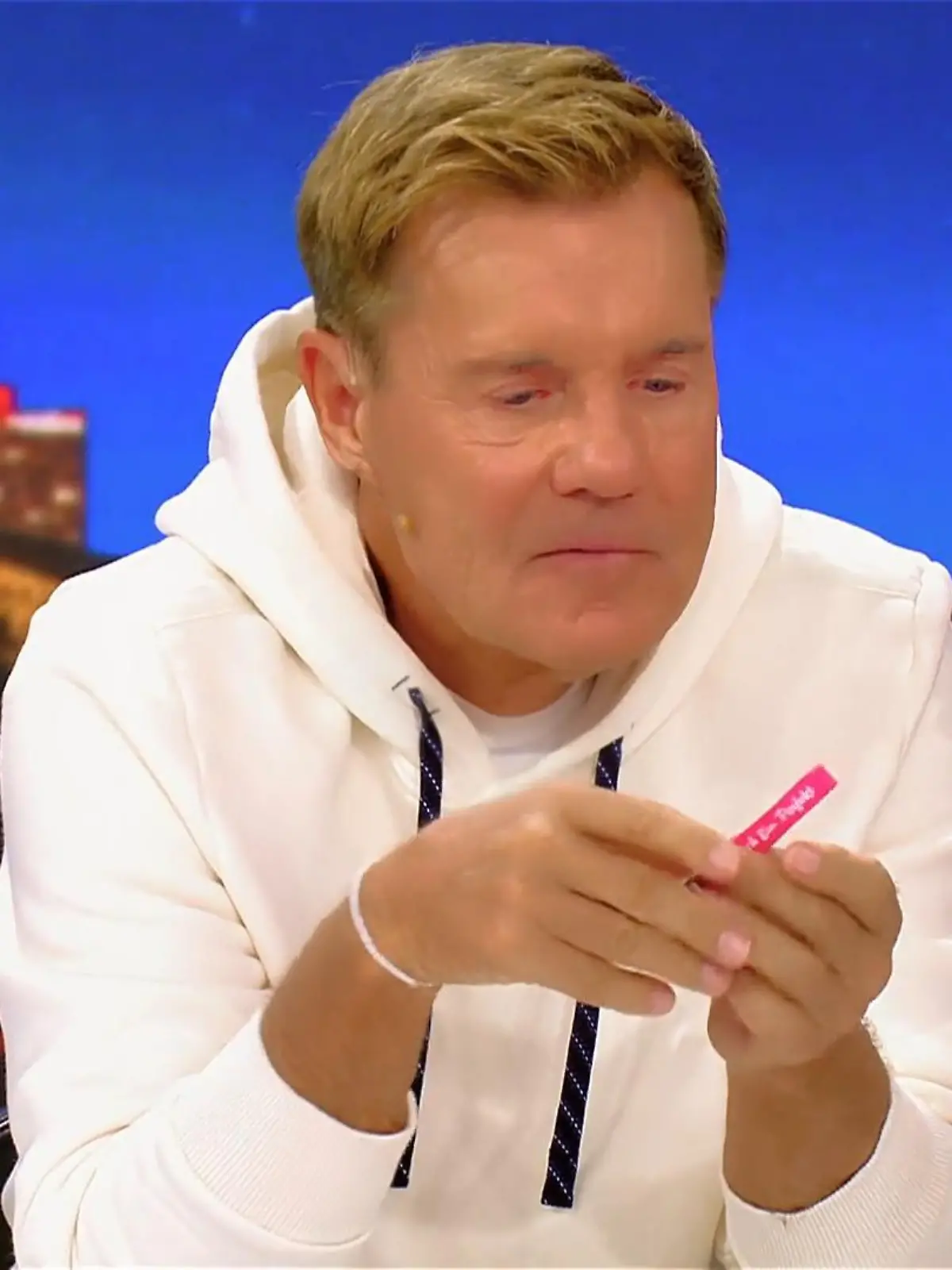 Bild zu: "Dieter bekommt einen Trostpreis"