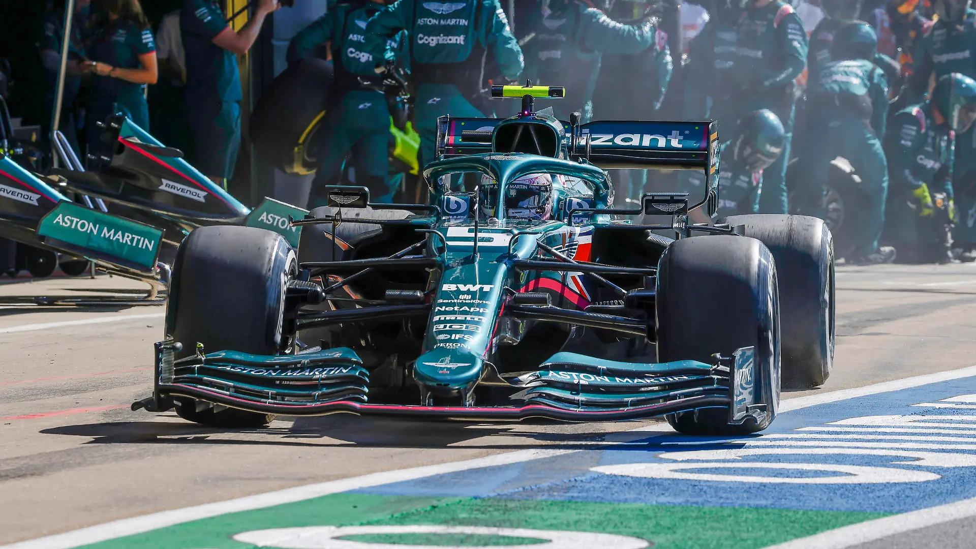 Formula 1 2021: British GP SILVERSTONE CIRCUIT, UNITED KINGDOM - JULY 18: Sebastian Vettel, Aston Martin AMR21, leaves the pits after a stop during the British GP at Silverstone Circuit on Sunday July 18, 2021 in Northamptonshire, United Kingdom. Photo by Glenn Dunbar / LAT Images Images PUBLICATIONxINxGERxSUIxAUTxHUNxONLY GP2110_141229_J5A0787