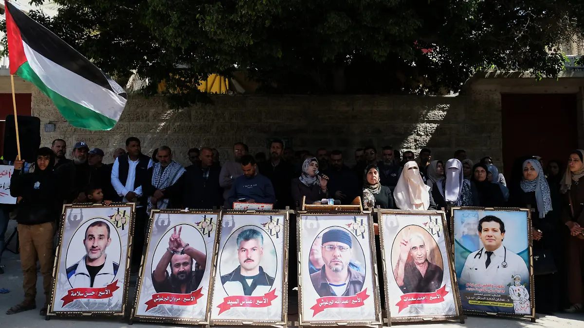 31.03.2026, Palästinensische Gebiete, Gaza: Angehörige von palästinensischen Gefangenen, die in israelischen Gefängnissen inhaftiert sind, demonstrieren vor dem Hauptquartier des Roten Kreuzes gegen die Entscheidung des israelischen Parlaments zur Einführung der Todesstrafe für Terroristen. Foto: Jehad Alshrafi/AP/dpa +++ dpa-Bildfunk +++