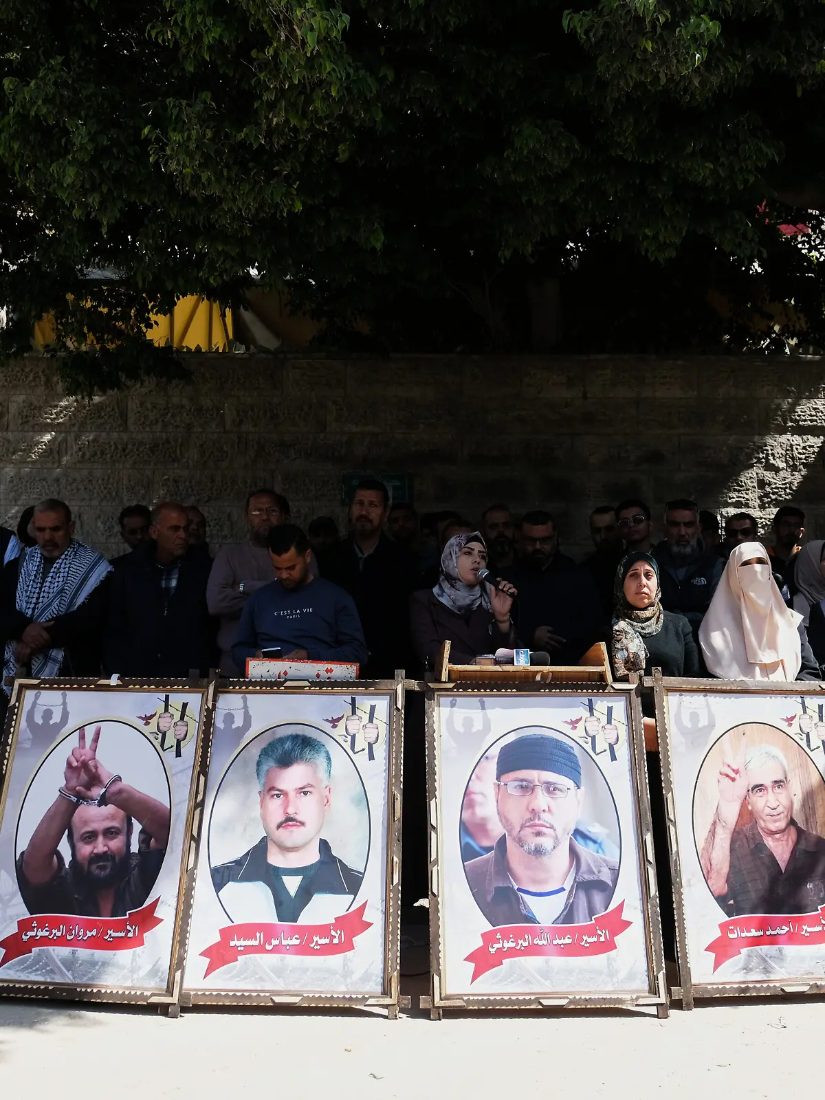 31.03.2026, Palästinensische Gebiete, Gaza: Angehörige von palästinensischen Gefangenen, die in israelischen Gefängnissen inhaftiert sind, demonstrieren vor dem Hauptquartier des Roten Kreuzes gegen die Entscheidung des israelischen Parlaments zur Einführung der Todesstrafe für Terroristen. Foto: Jehad Alshrafi/AP/dpa +++ dpa-Bildfunk +++