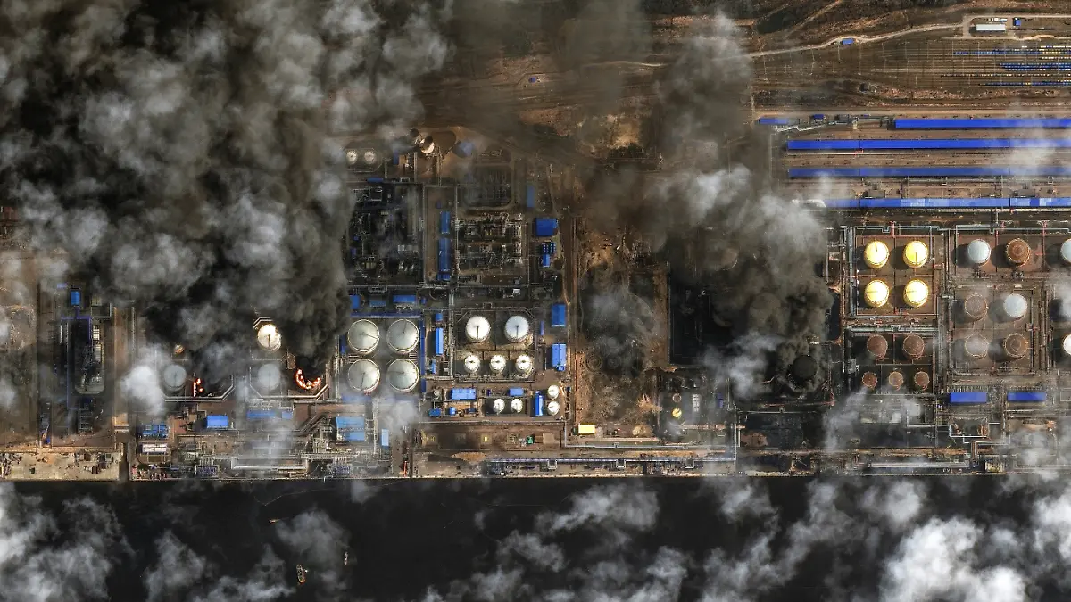A satellite near-infrared image shows smoke rising from oil storage tanks at Russia's Baltic Sea port of Ust-Luga, which was struck multiple times in Ukrainian attacks, in Ust-Luga, Russia March 29, 2026. Vantor/Handout via REUTERS    THIS IMAGE HAS BEEN SUPPLIED BY A THIRD PARTY. NO RESALES. NO ARCHIVES. MANDATORY CREDIT. DO NOT OBSCURE LOGO.