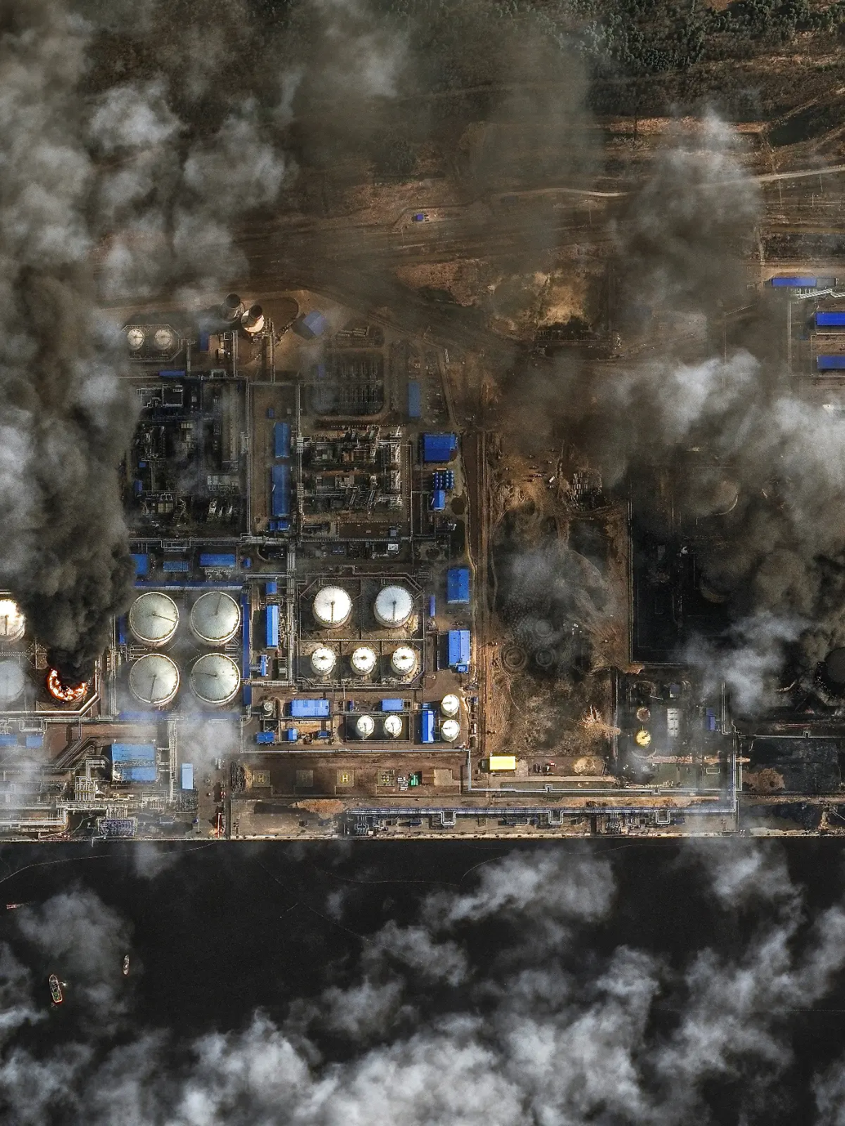 A satellite near-infrared image shows smoke rising from oil storage tanks at Russia's Baltic Sea port of Ust-Luga, which was struck multiple times in Ukrainian attacks, in Ust-Luga, Russia March 29, 2026. Vantor/Handout via REUTERS    THIS IMAGE HAS BEEN SUPPLIED BY A THIRD PARTY. NO RESALES. NO ARCHIVES. MANDATORY CREDIT. DO NOT OBSCURE LOGO.