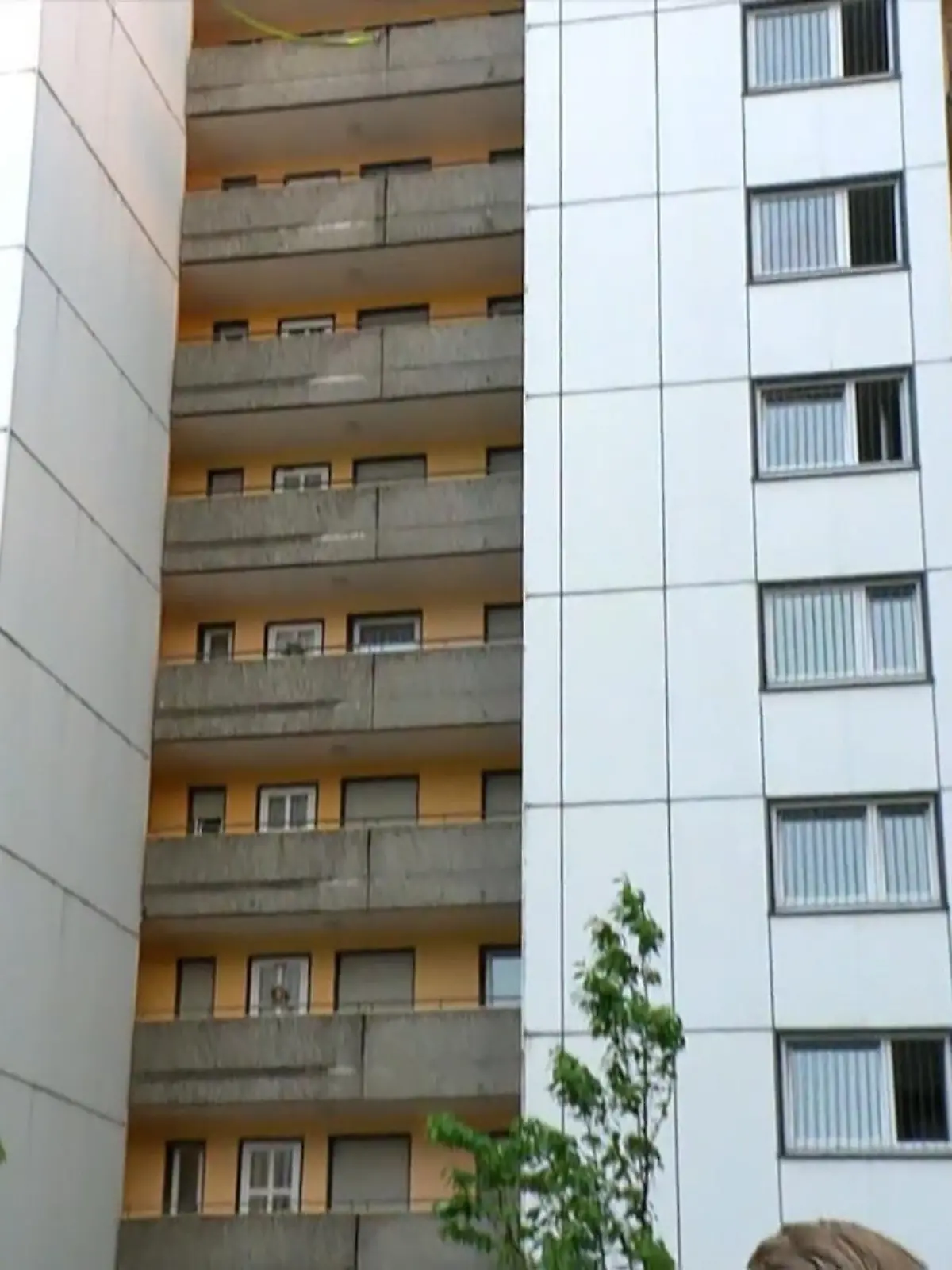 Die Explosion in einem Ratinger Hochhaus mit mehreren schwerstverletzten Feuerwehr- und Polizeikräften hat viele offene Fragen hinterlassen. Auch am Freitag suchen die Ermittler weiter nach Antworten darauf, wie es zu der Detonation in einer Wohnung kommen konnte – und ob die Einsatzkräfte womöglich von dem 57-jährigen Bewohner in einen Hinterhalt gelockt wurden. Mehrere der Verletzten kämpfen nach RTL-Informationen um ihr Leben.