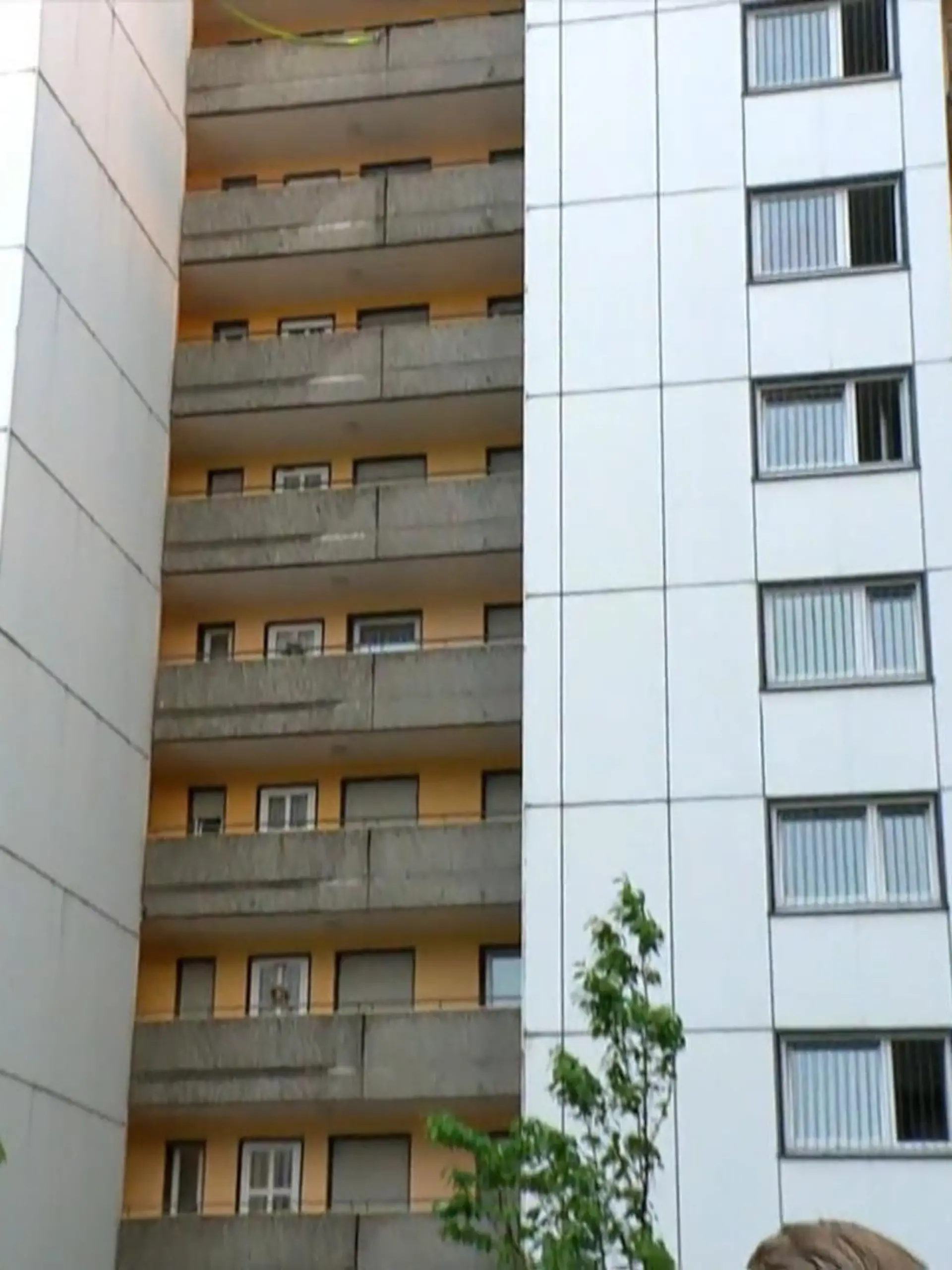 Die Explosion in einem Ratinger Hochhaus mit mehreren schwerstverletzten Feuerwehr- und Polizeikräften hat viele offene Fragen hinterlassen. Auch am Freitag suchen die Ermittler weiter nach Antworten darauf, wie es zu der Detonation in einer Wohnung kommen konnte – und ob die Einsatzkräfte womöglich von dem 57-jährigen Bewohner in einen Hinterhalt gelockt wurden. Mehrere der Verletzten kämpfen nach RTL-Informationen um ihr Leben.