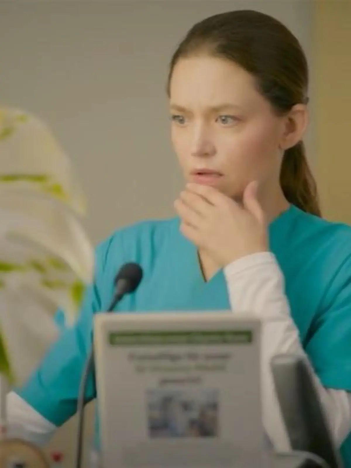 Bild zu: "Nathalie sucht in Emmas Krankenakte nach einer Antwort"