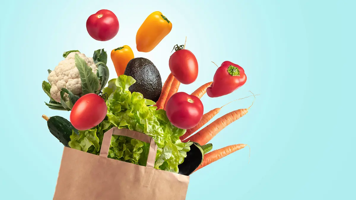 Recyclable bag of fresh vegetables on blue summer sky background Barcelona, CT, Spain PUBLICATIONxINxGERxSUIxAUTxONLY CR_UMGBEW200705A-443482-01