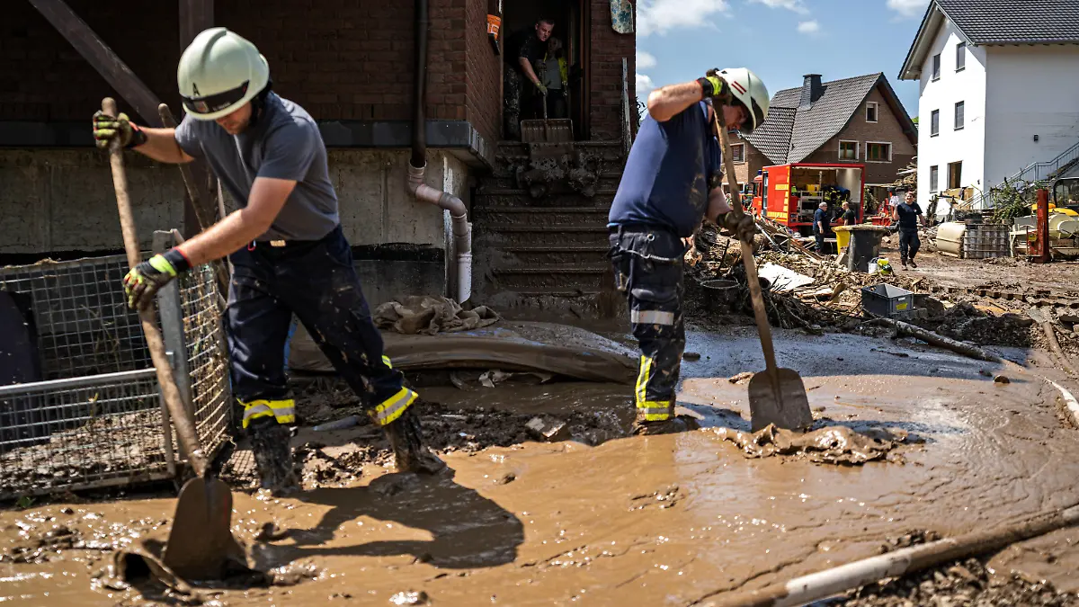 Aufräumarbeiten nach dem Hochwasser Bewohner und Feuerwehr tragen Schlamm in der Stadt Marienthal ab. Am 14.07.2021 kam es im Landkreis Ahrweiler zu starken Überflutungen durch Starkregen. Tage nach dem Hochwasser liefen Aufräumarbeiten an. Bundeswehr, Polizei, Feuerwehr und Freiwillige beteiligen sich daran. Marienthal Rheinland-Pfalz Deutschland *** Cleanup after the floods Residents and firefighters carry away mud in the town of Marienthal On 14 07 2021 there was heavy flooding in the district of Ahrweiler due to heavy rain Days after the floods, cleanup efforts were underway Bundeswehr, police, firefighters and volunteers participate Marienthal Rhineland-Palatinate Germany