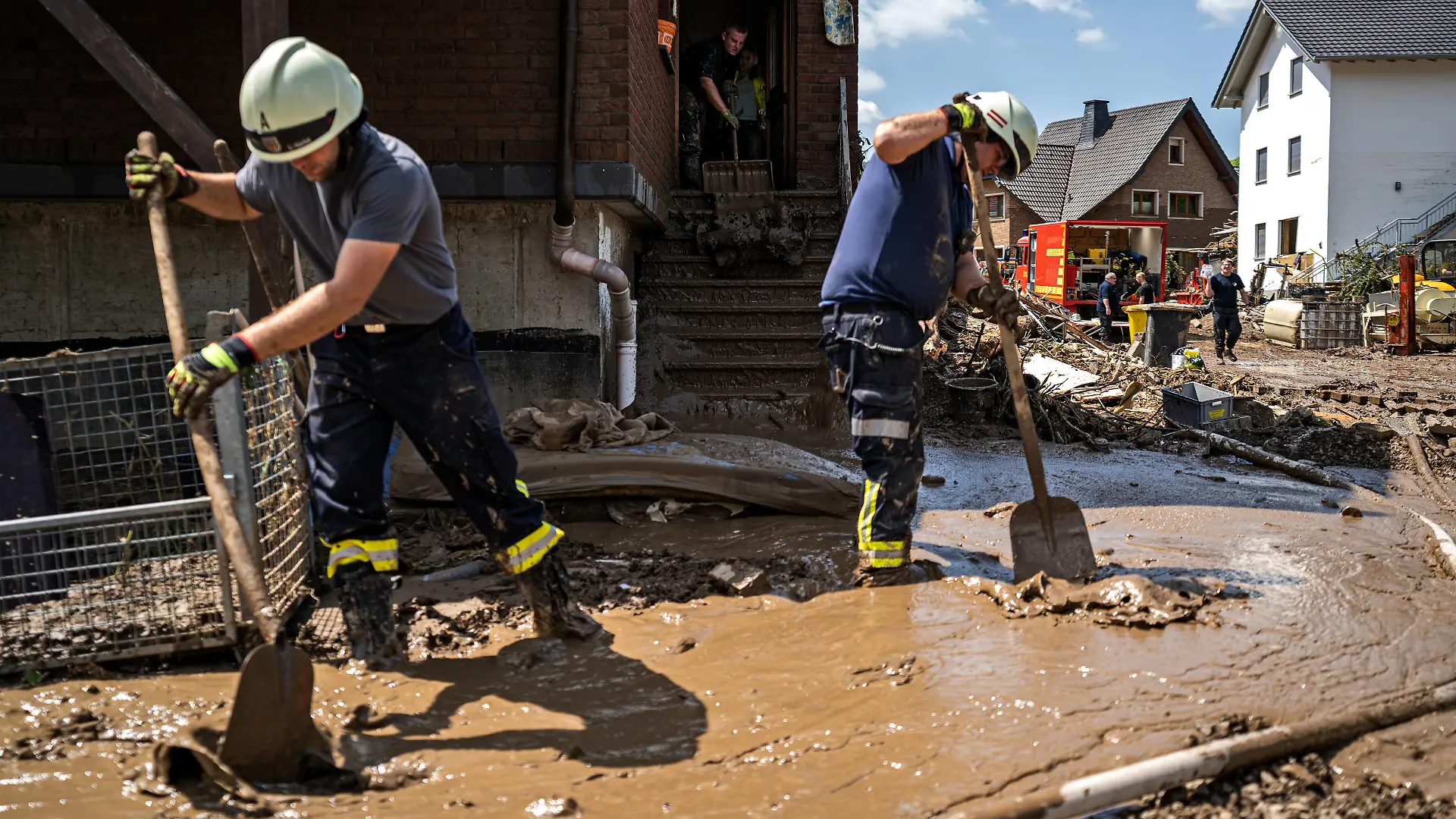 Aufräumarbeiten nach dem Hochwasser Bewohner und Feuerwehr tragen Schlamm in der Stadt Marienthal ab. Am 14.07.2021 kam es im Landkreis Ahrweiler zu starken Überflutungen durch Starkregen. Tage nach dem Hochwasser liefen Aufräumarbeiten an. Bundeswehr, Polizei, Feuerwehr und Freiwillige beteiligen sich daran. Marienthal Rheinland-Pfalz Deutschland *** Cleanup after the floods Residents and firefighters carry away mud in the town of Marienthal On 14 07 2021 there was heavy flooding in the district of Ahrweiler due to heavy rain Days after the floods, cleanup efforts were underway Bundeswehr, police, firefighters and volunteers participate Marienthal Rhineland-Palatinate Germany