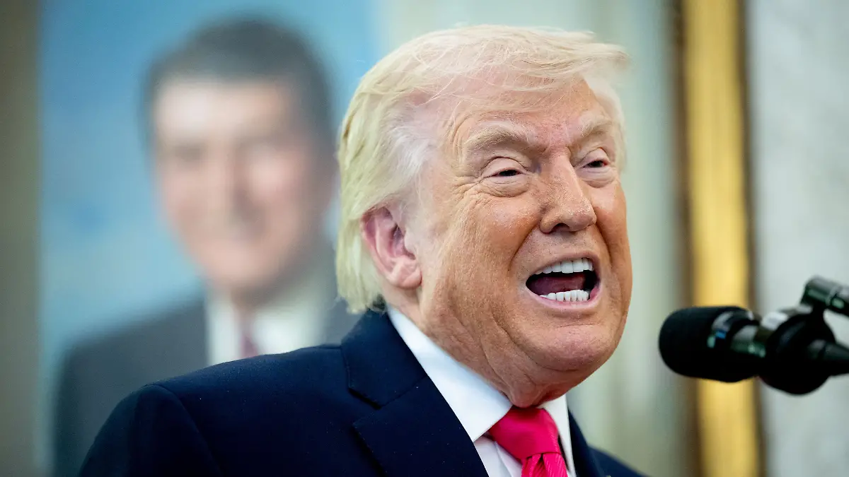 United States President Donald J Trump speaks during a swearing-in ceremony for US Secretary of Homeland Security (DHS) Markwayne Mullin in the Oval Office of the White House in Washington, DC, USA, on Tuesday, March 24, 2026. Mullin was confirmed as DHS secretary, placing the former Oklahoma senator in charge of a Trump administration immigration crackdown that has triggered a 37-day funding shutdown of the cabinet agency. CAP/MPI/RS ©RS/MPI/Capital Pictures