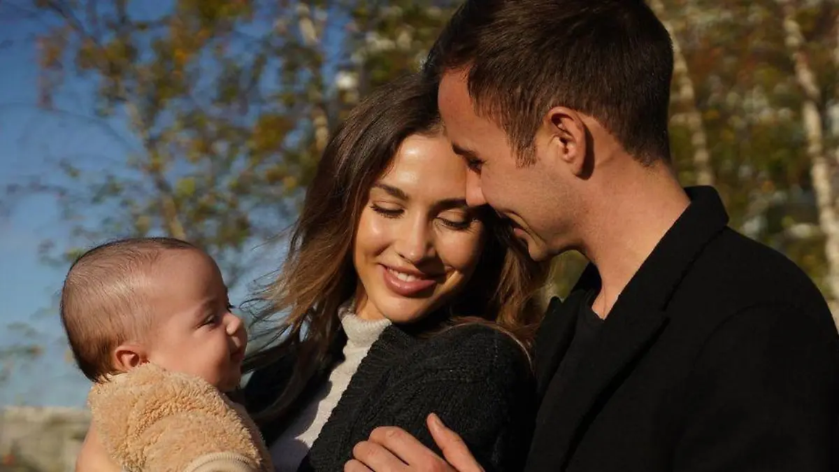 Ann-Kathrin und Mario Götze mit Baby Rome.