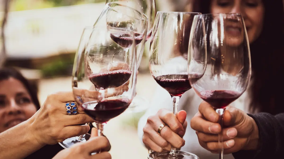 Ein Glas Rotwein mit Freunden