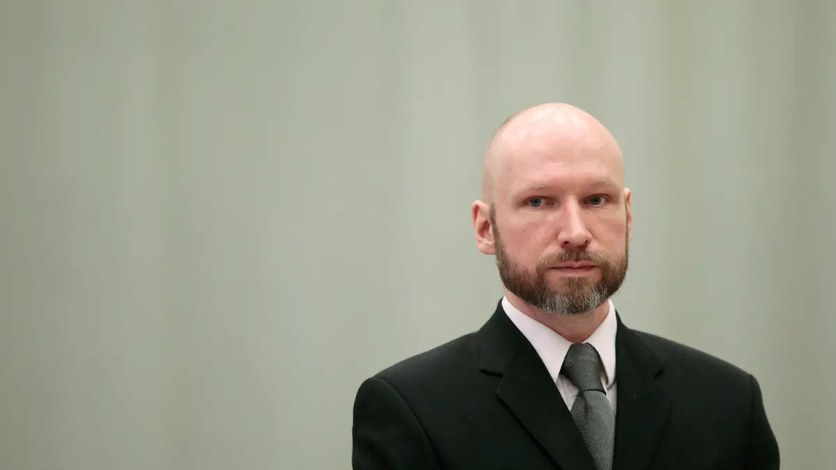 ARCHIV - 18.01.2017, Norwegen, Skien: Der norwegische Massenmörder Anders Behring Breivik, der sich mittlerweile Fjotolf Hansen nennt, kommt zum letzten Tag seines Berufungsprozesses um seine Haftbedingungen, ins Berufungsgericht im Telemark Gefängnis. Zehn Jahre ist es her, dass der norwegische Terrorist Anders Behring Breivik in Oslo und auf der Insel Utøya insgesamt 77 Menschen tötete. Die Polizei hat aus ihren Fehlern gelernt, die gesellschaftliche Aufarbeitung beginnt erst jetzt. (zu dpa ««Nie wieder 22. Juli» - Norwegens Antwort auf den Terror») Foto: Lise Aaserud/NTB scanpix/AP/dpa +++ dpa-Bildfunk +++