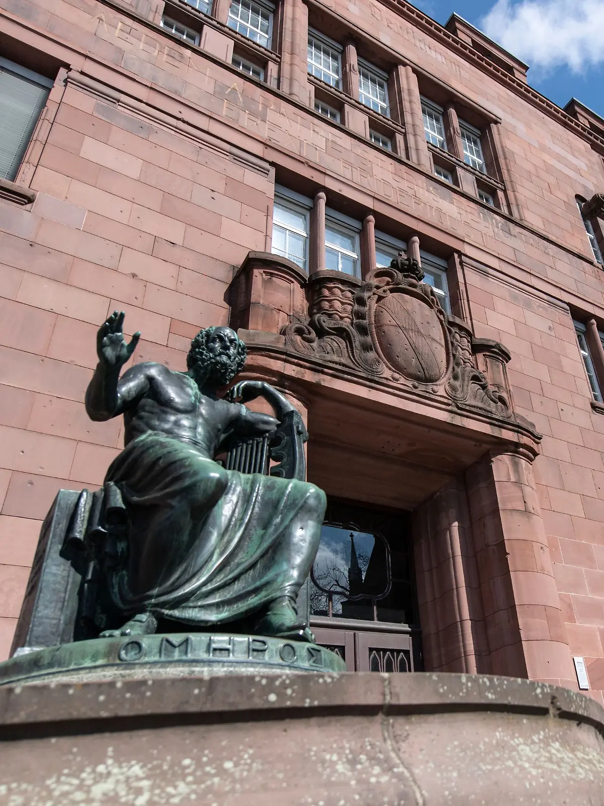 ARCHIV - 30.03.2020, Baden-Württemberg, Freiburg: Statuen von Homer und Aristoteles stehen vor dem Kollegiengebäude 1 der Universität Freiburg.