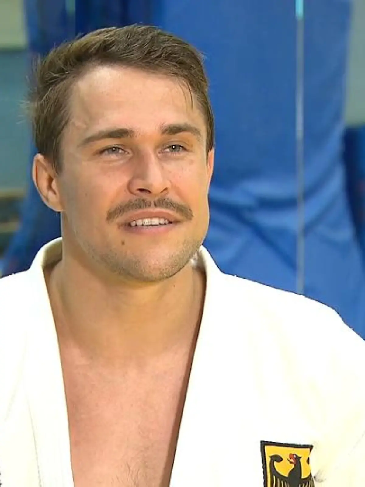 Seit er sechs Jahre ist, macht Alexander Wieczerzak Judo. Damals meinten seine Eltern, er hätte so viel Power, er solle sich mal austoben. Und heute ist der 30-Jährige zweifacher Weltmeister und Judo mehr als nur eine Leidenschaft für ihn. Sein großer Traum: Einmal bei den Olympischen Spielen dabei sein – aber dann kam Corona. Im zweiten Teil unserer Wochenserie haben wir Alexander beim Training begleitet. Seine Geschichte gibt es im Video.