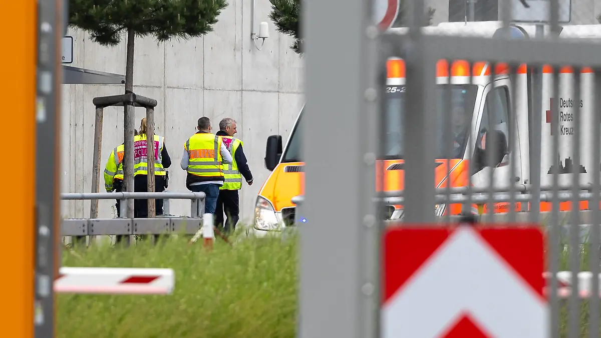 Sindelfingen, Schuesse auf dem Werksgelaende von Mercedes-Benz, 11.05.2023 Polizisten laufen auf dem Werksgelaende. Bei Schuessen auf einem Werksgelaende von Mercedes-Benz in Sindelfingen sind zwei Menschen getoetet worden. Die Polizei nahm einen 53-jaehrigen Tatverdaechtigen fest. Bei der betroffenen Halle handelt es sich um die neue Factory 56, in dieser wird die S-Klasse produziert. Die Halle wurde evakuiert. *** Sindelfingen, shooting on Mercedes Benz factory premises, 11 05 2023 Police officers run on the factory premises Two people were killed in a shooting on a Mercedes Benz factory premises in Sindelfingen Police arrested a 53-year-old suspect The hall affected is the new Factory 56, where the S Class is produced The hall was e Copyright: xDennisxDuddek/xEibnerxPressefotox EP_DDK