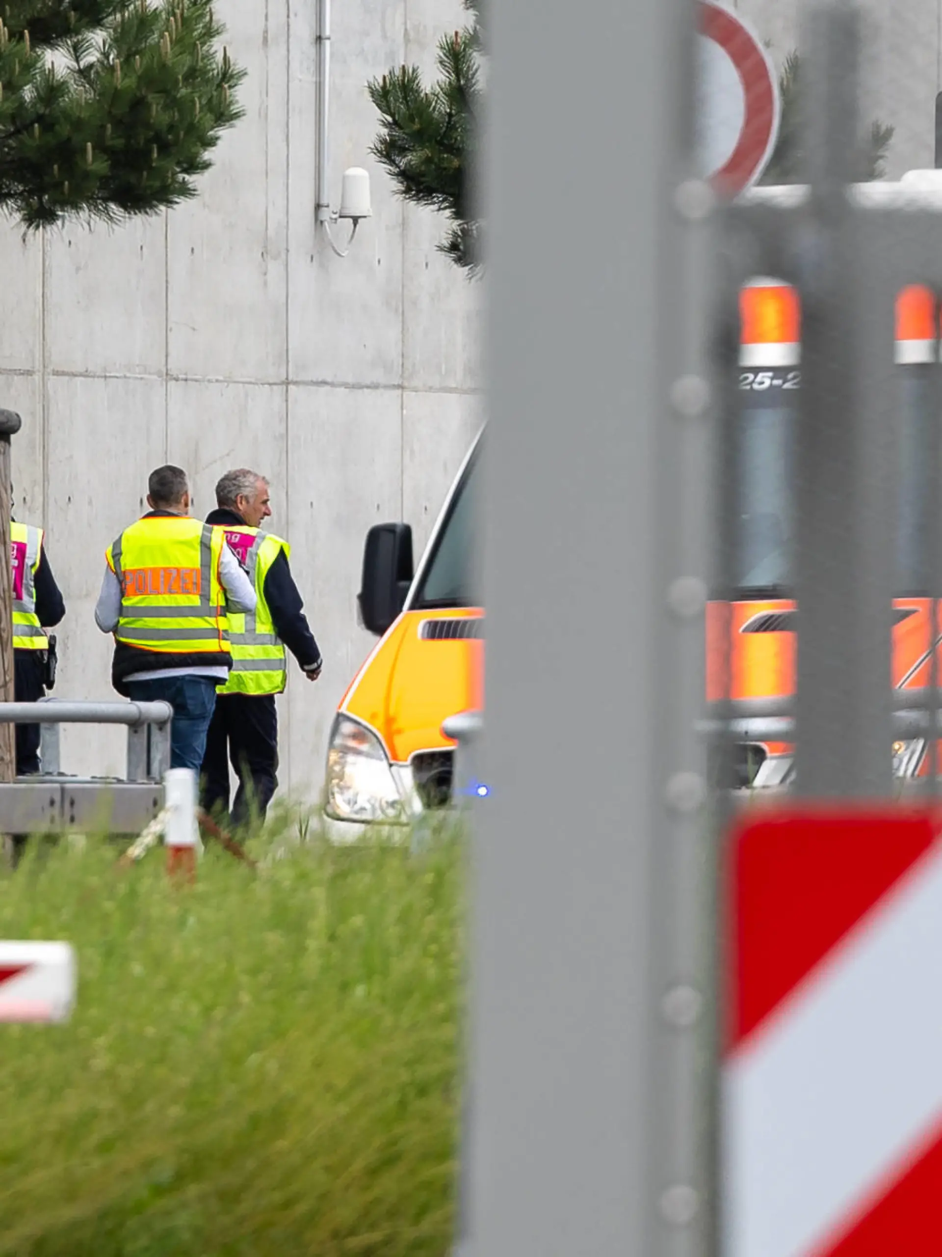 Sindelfingen, Schuesse auf dem Werksgelaende von Mercedes-Benz, 11.05.2023 Polizisten laufen auf dem Werksgelaende. Bei Schuessen auf einem Werksgelaende von Mercedes-Benz in Sindelfingen sind zwei Menschen getoetet worden. Die Polizei nahm einen 53-jaehrigen Tatverdaechtigen fest. Bei der betroffenen Halle handelt es sich um die neue Factory 56, in dieser wird die S-Klasse produziert. Die Halle wurde evakuiert. *** Sindelfingen, shooting on Mercedes Benz factory premises, 11 05 2023 Police officers run on the factory premises Two people were killed in a shooting on a Mercedes Benz factory premises in Sindelfingen Police arrested a 53-year-old suspect The hall affected is the new Factory 56, where the S Class is produced The hall was e Copyright: xDennisxDuddek/xEibnerxPressefotox EP_DDK