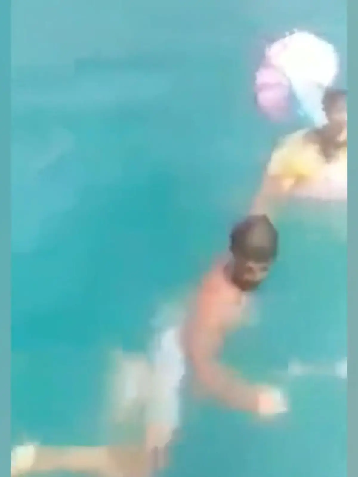 Diese Bilder müssen für Eltern der Horror sein: Ein einjähriges Mädchen treibt allein auf dem Mittelmeer – fast zwei Kilometer von der Küste entfernt. Das Kind sitzt in einem kleinen Gummiring und könnte jederzeit ins Wasser fallen. Ein in den sozialen Medien verbreitetes Video zeigt den Moment, in dem Retter auf einem Jetski das Mädchen in Sicherheit bringen.