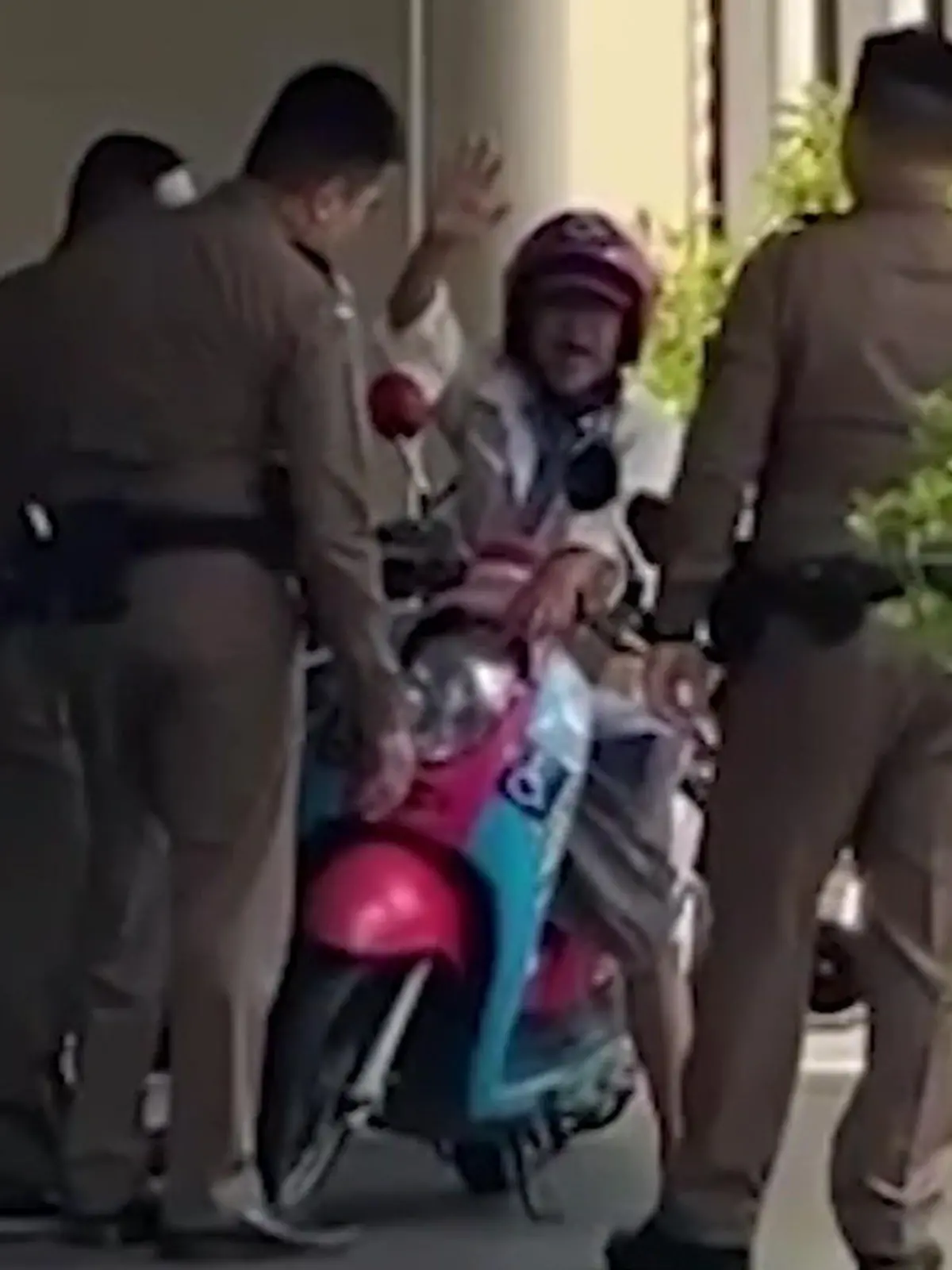 Bild zu: "Einbruch mit Moped! Rentner (70) dringt in Regierungssitz ein – und fordert DAS!"