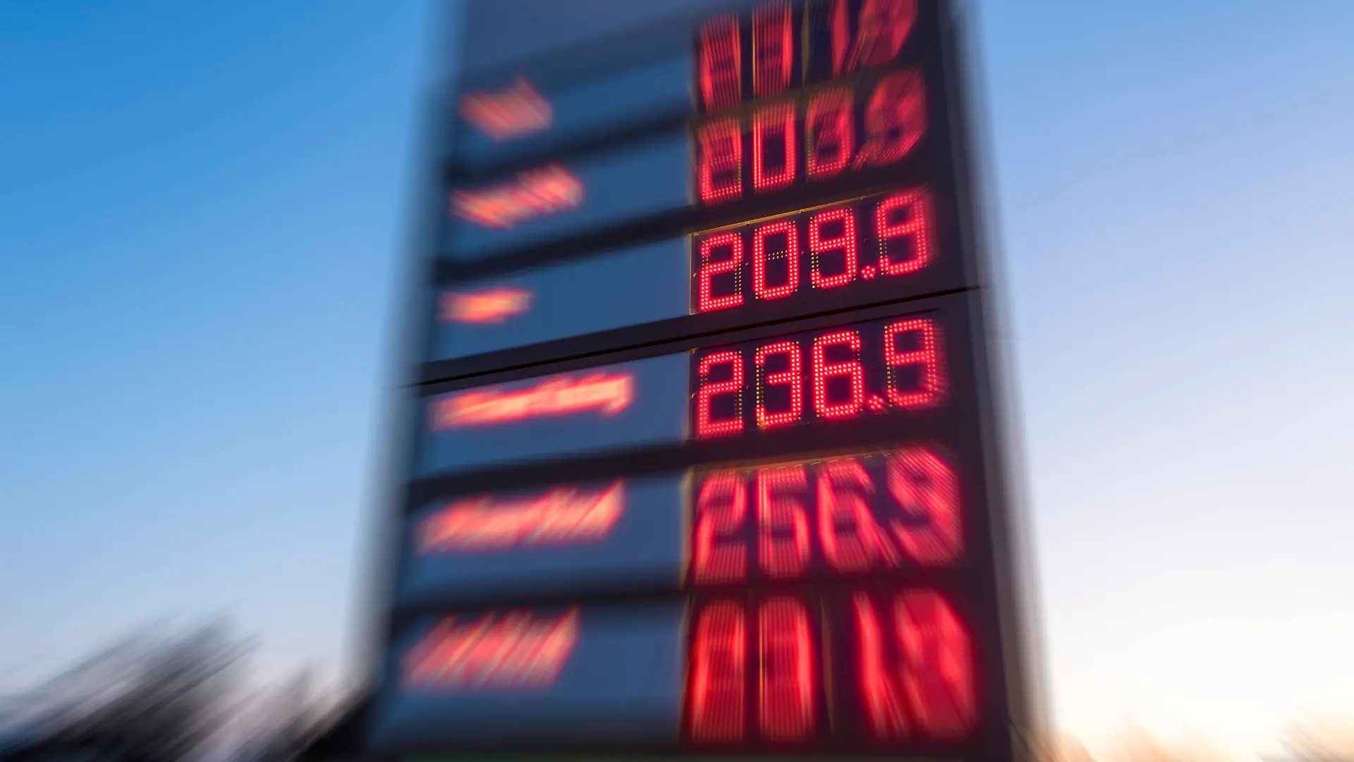 Digitale Preistafel für Kraftstoff an einer Tankstelle