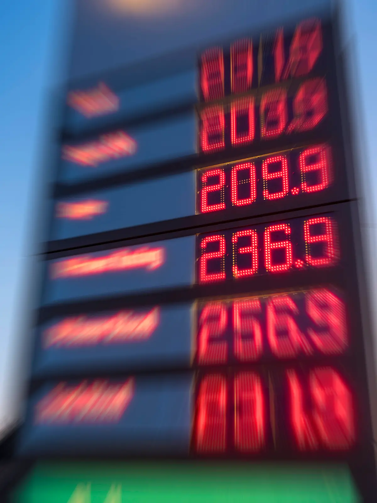 Digitale Preistafel für Kraftstoff an einer Tankstelle