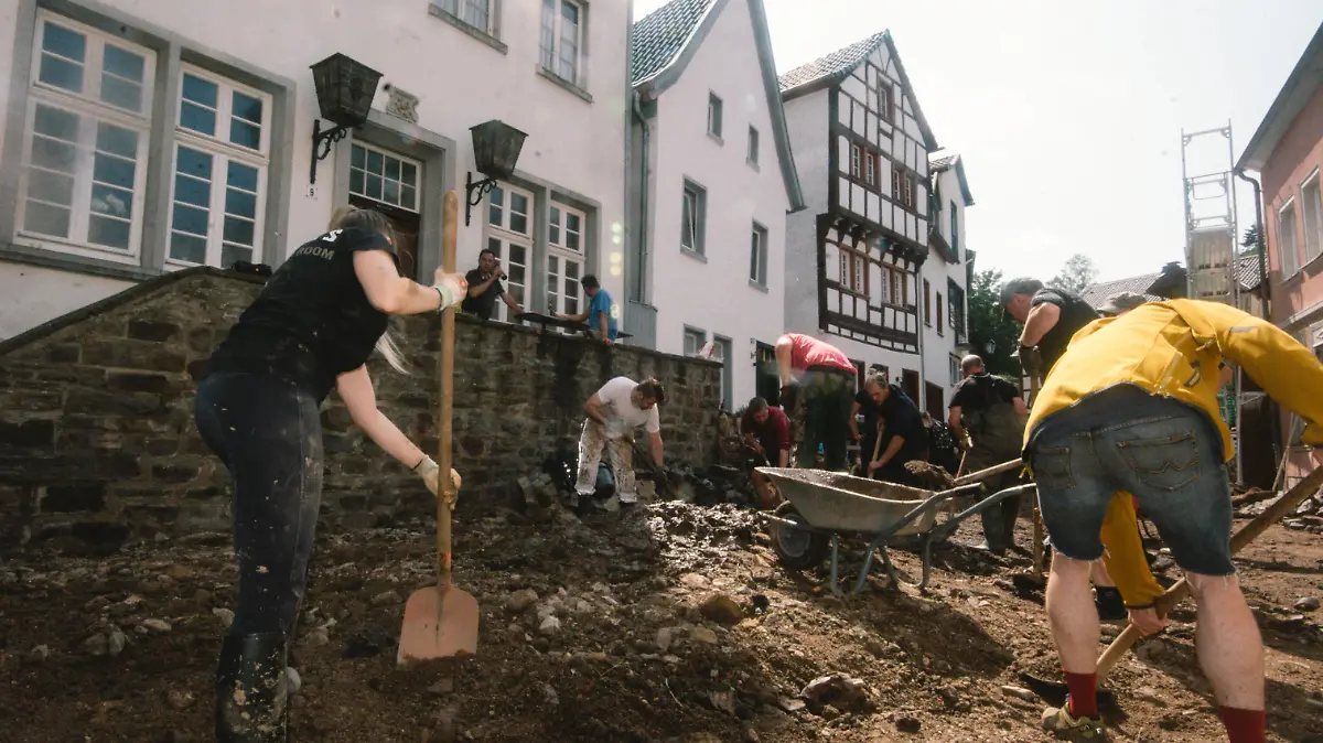 Flutkatastrophe, NRW, Aufräumarbeiten in Bad Münstereifel 210717 -- BAD MUENSTEREIFEL GERMANY, July 17, 2021 -- People clear a road damaged in floods in Bad Muenstereifel, western Germany, on July 17, 2021. The death toll of severe floods in western Germany reached 141 by Saturday afternoon, reported the German Press Agency dpa. Photo by /Xinhua GERMANY-BAD MUENSTEREIFEL-FLOODS-AFTERMATH TangxYing PUBLICATIONxNOTxINxCHN