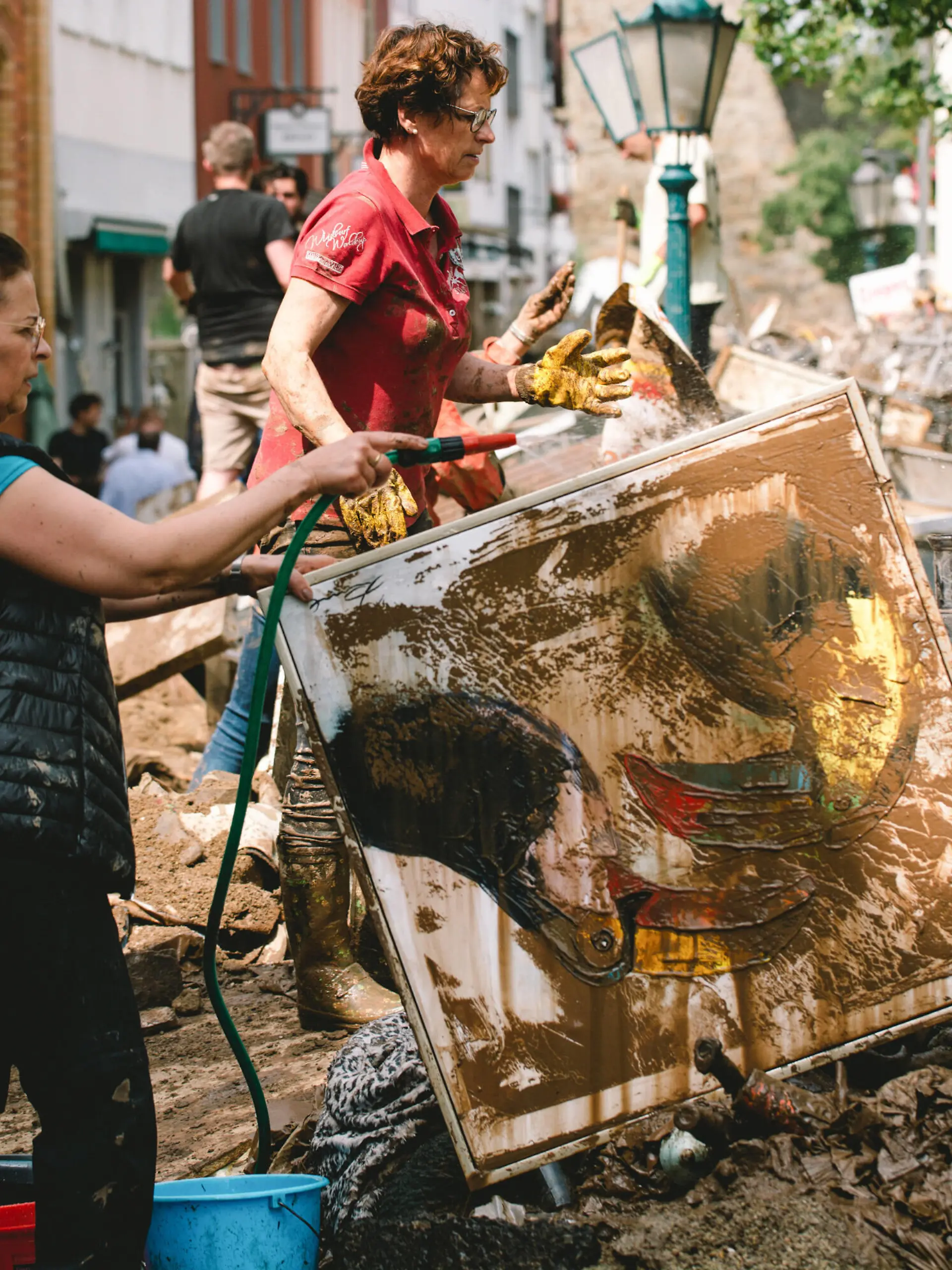 Flutkatastrophe, NRW, Aufräumarbeiten in Bad Münstereifel  210717 -- BAD MUENSTEREIFEL GERMANY, July 17, 2021 -- A woman cleans a painting in Bad Muenstereifel, western Germany, on July 17, 2021. The death toll of severe floods in western Germany reached 141 by Saturday afternoon, reported the German Press Agency dpa. Photo by /Xinhua GERMANY-BAD MUENSTEREIFEL-FLOODS-AFTERMATH TangxYing PUBLICATIONxNOTxINxCHN