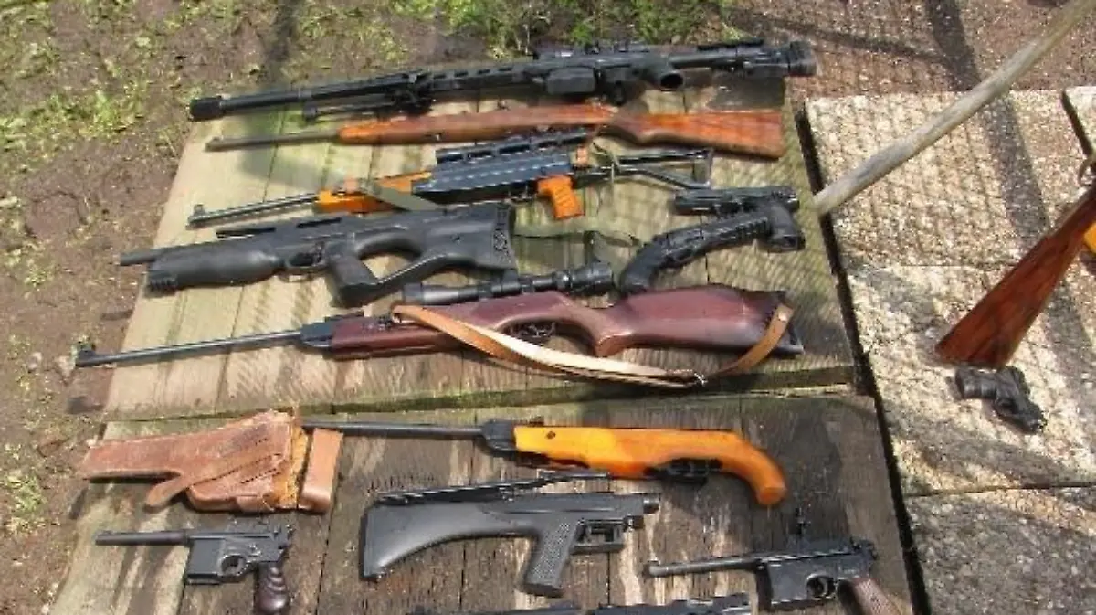 Mehrere Schusswaffen aufgereiht