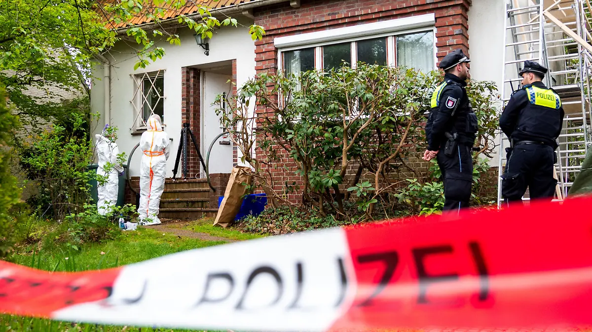 11.05.2023, Hamburg: Polizisten und Mitarbeiter der Spurensicherung stehen im Stadtteil Blankenese vor einem Wohnhaus. Eine Frau ist in Hamburg-Blankenese möglicherweise umgebracht worden. Foto: Daniel Bockwoldt/dpa +++ dpa-Bildfunk +++