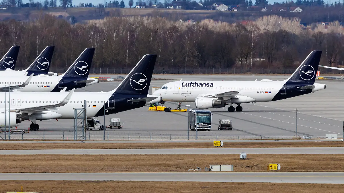 Allgemeine Ansicht vom Flughafen München (Bayern, Deutschland). Im Vordergrund wird ein Flugzeug der Fluggesellschaft Lufthansa (Airbus A319-100 Lufthansa Cityline) aus der Parkposition am Terminal geschoben. Bei Lufthansa kommt es am 12. Februar zum Streik der Piloten und Flugbegleiter. Der Flughafen München Franz Josef Strauß (MUC) wird von der Flughafen München GmbH betrieben. Die Lufthansa Group ist ein weltweit führender Luftverkehrskonzern und die größte Fluggesellschaft in Europa. (Flugzeuge, Unternehmen, Logo, Schriftzug, Luftfahrt, Flugzeug, Symbolbild, Symbolfoto, Illustration, symbolisches Foto, illustratives Foto, Themenbild, allgemeines Bild, Themenfoto)