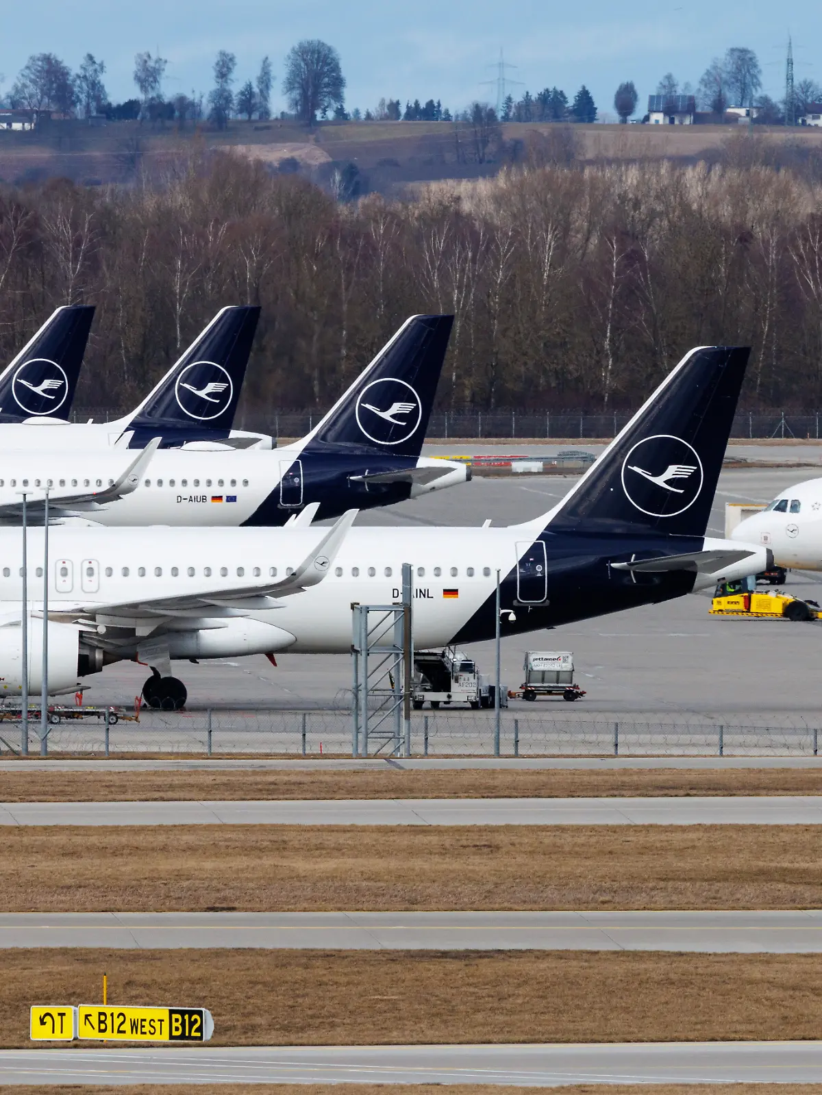 Allgemeine Ansicht vom Flughafen München (Bayern, Deutschland). Im Vordergrund wird ein Flugzeug der Fluggesellschaft Lufthansa (Airbus A319-100 Lufthansa Cityline) aus der Parkposition am Terminal geschoben. Bei Lufthansa kommt es am 12. Februar zum Streik der Piloten und Flugbegleiter. Der Flughafen München Franz Josef Strauß (MUC) wird von der Flughafen München GmbH betrieben. Die Lufthansa Group ist ein weltweit führender Luftverkehrskonzern und die größte Fluggesellschaft in Europa. (Flugzeuge, Unternehmen, Logo, Schriftzug, Luftfahrt, Flugzeug, Symbolbild, Symbolfoto, Illustration, symbolisches Foto, illustratives Foto, Themenbild, allgemeines Bild, Themenfoto)