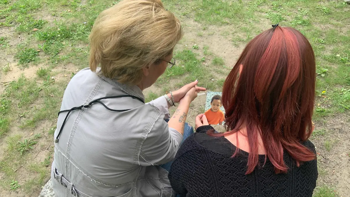 Nach dem Tod ihrer Mutter finden Jessica und Ines eine Geburtserkunde und Fotos eines kleinen dunkelhäutigen Mädchens. Ist das ihre Schwester?