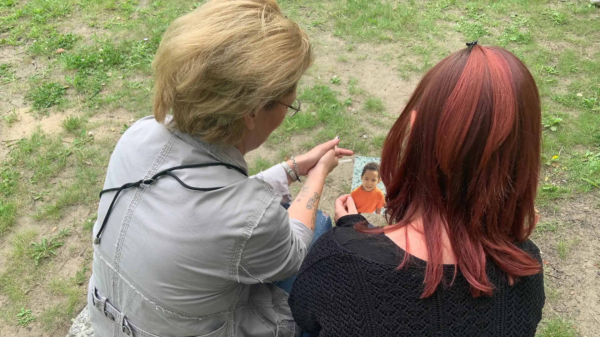 Nach dem Tod ihrer Mutter finden Jessica und Ines eine Geburtserkunde und Fotos eines kleinen dunkelhäutigen Mädchens. Ist das ihre Schwester?