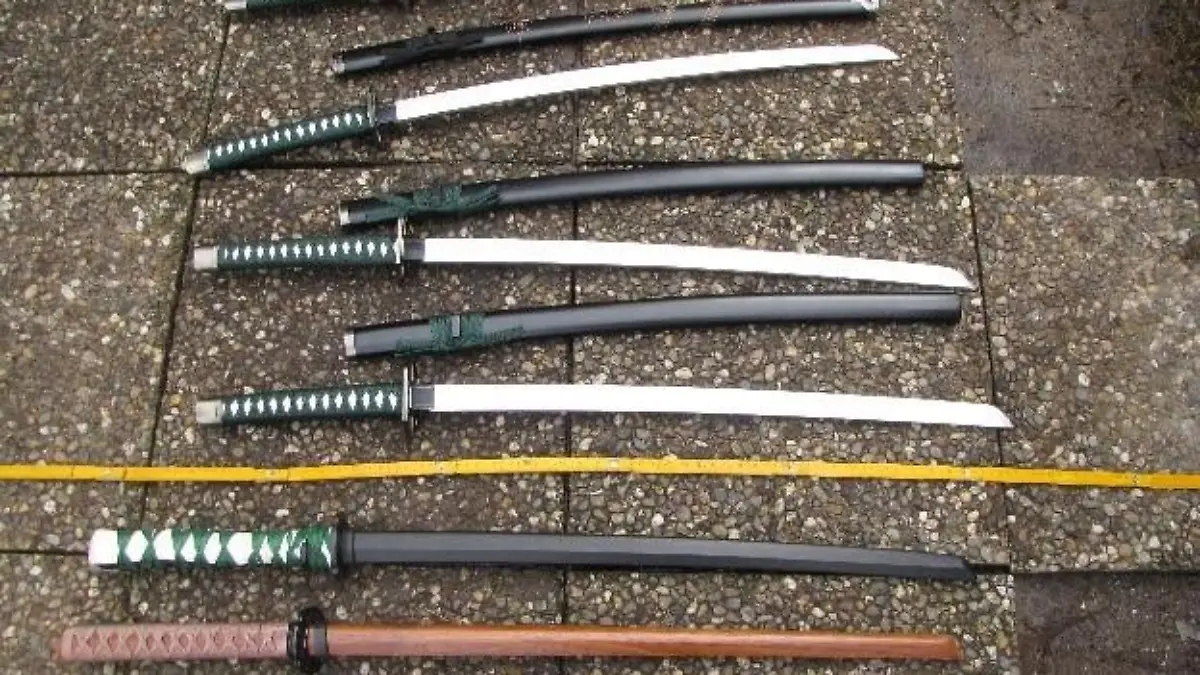 Mehrere Schwerter aufgereiht