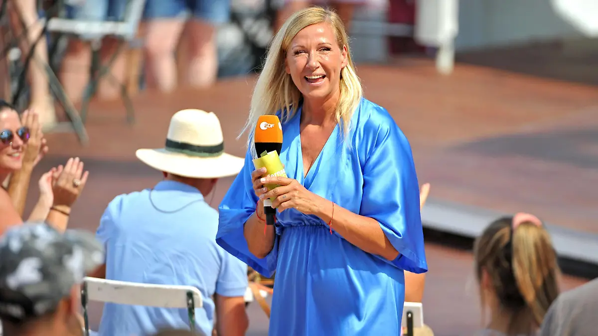  ZDF - Fernsehgarten. Moderatorin Andrea Kiwi Kiewel während der ZDF - Unterhaltungsshow Fernsehgarten am 14.08.2022 in Mainz. 20220814MWI38840 *** ZDF Fernsehgarten host Andrea Kiwi Kiewel during the ZDF entertainment show Fernsehgarten on 14 08 2022 in Mainz 20220814MWI38840
