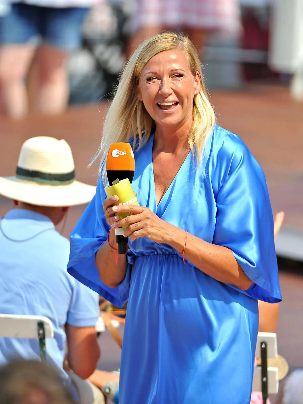  ZDF - Fernsehgarten. Moderatorin Andrea Kiwi Kiewel während der ZDF - Unterhaltungsshow Fernsehgarten am 14.08.2022 in Mainz. 20220814MWI38840 *** ZDF Fernsehgarten host Andrea Kiwi Kiewel during the ZDF entertainment show Fernsehgarten on 14 08 2022 in Mainz 20220814MWI38840