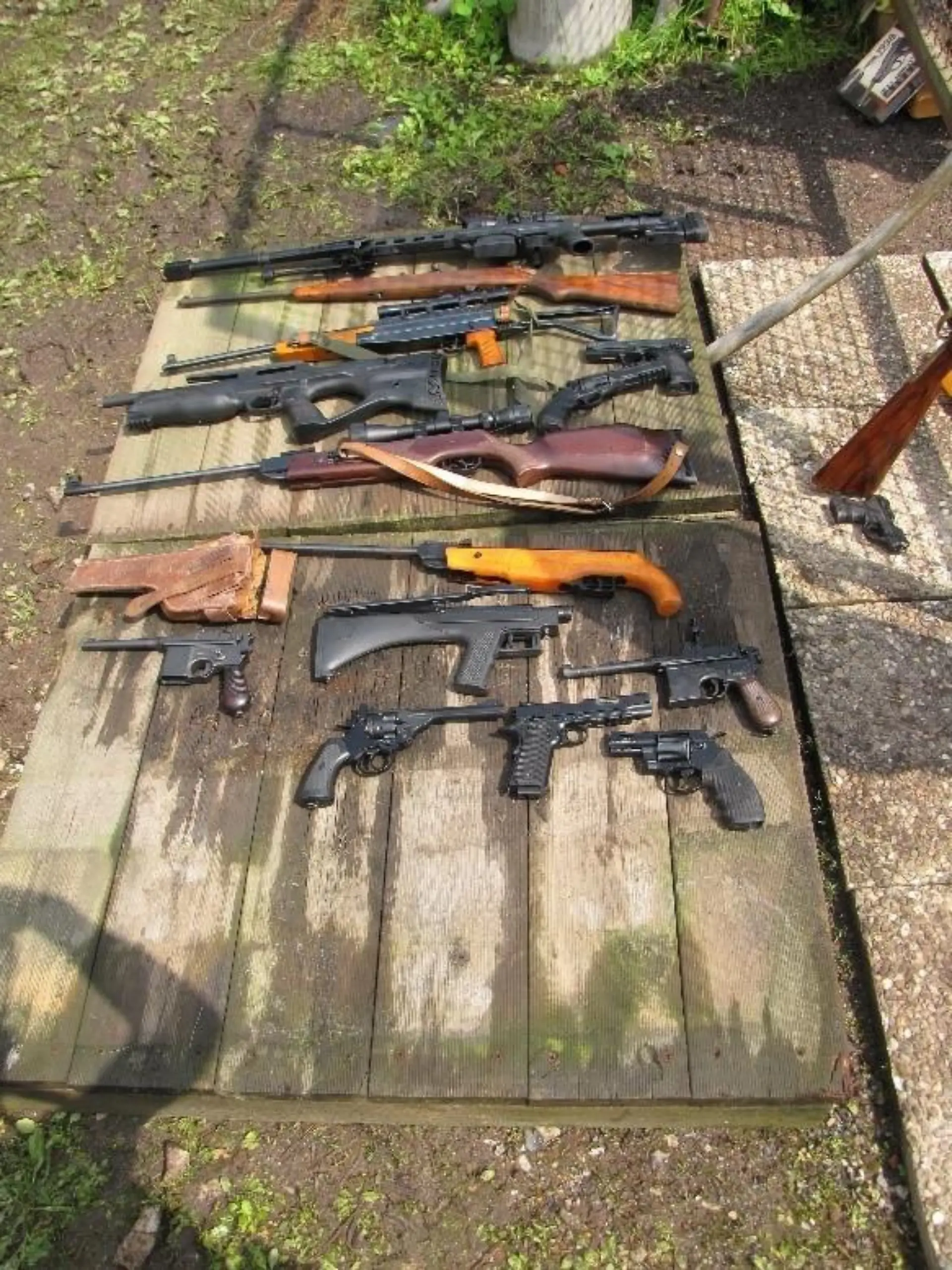 Mehrere Schusswaffen aufgereiht