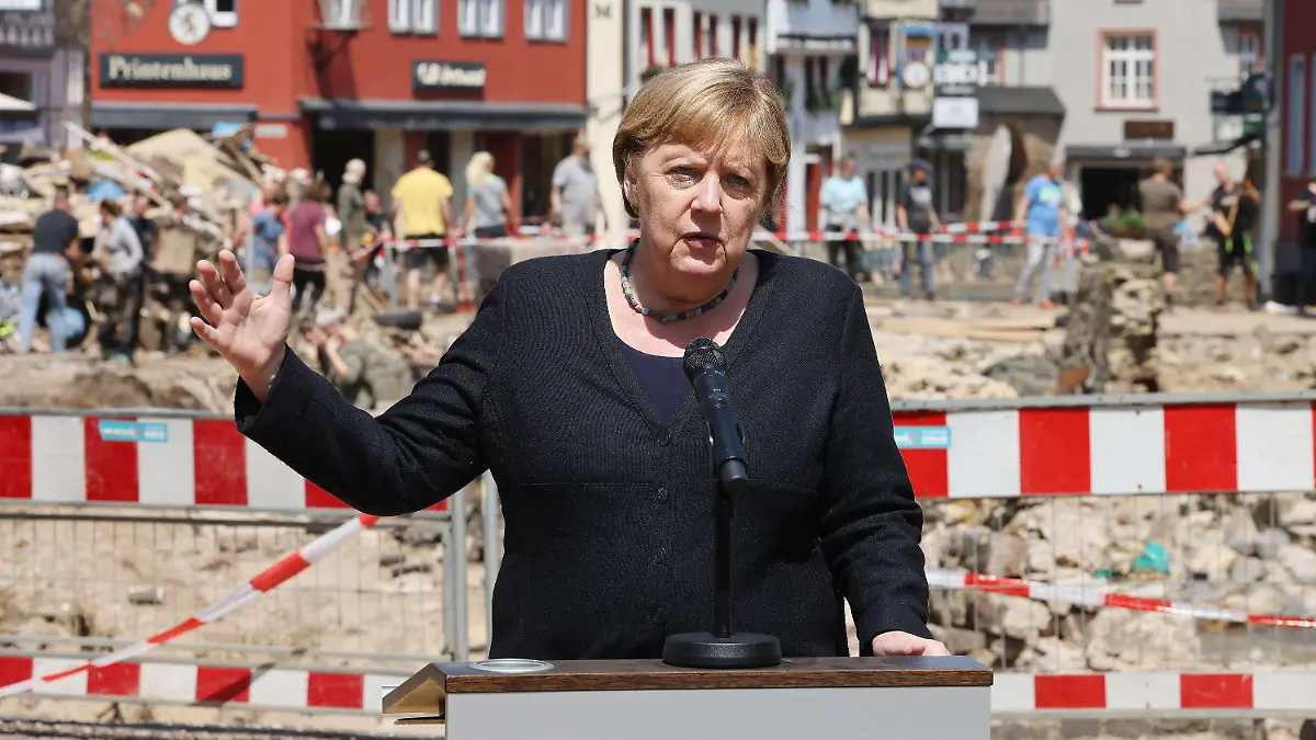 20.07.2021, Nordrhein-Westfalen, Bad Münstereifel: Bundeskanzlerin Angela Merkel (CDU) spricht auf einer Pressekonferenz. Merkel und Nordrhein-Westfalens Ministerpräsident Laschet haben das vom Unwetter stark betroffene Bad Münstereifel besucht. Foto: Oliver Berg/dpa Pool/dpa +++ dpa-Bildfunk +++